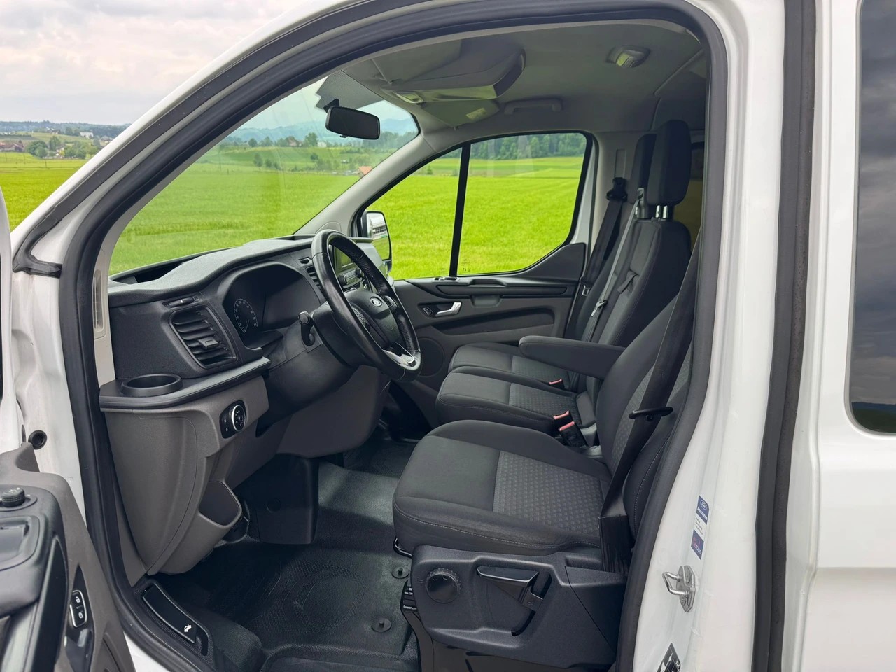 FORD Transit Custom 320 L2H1 Trend 9 Plätzer-image-8