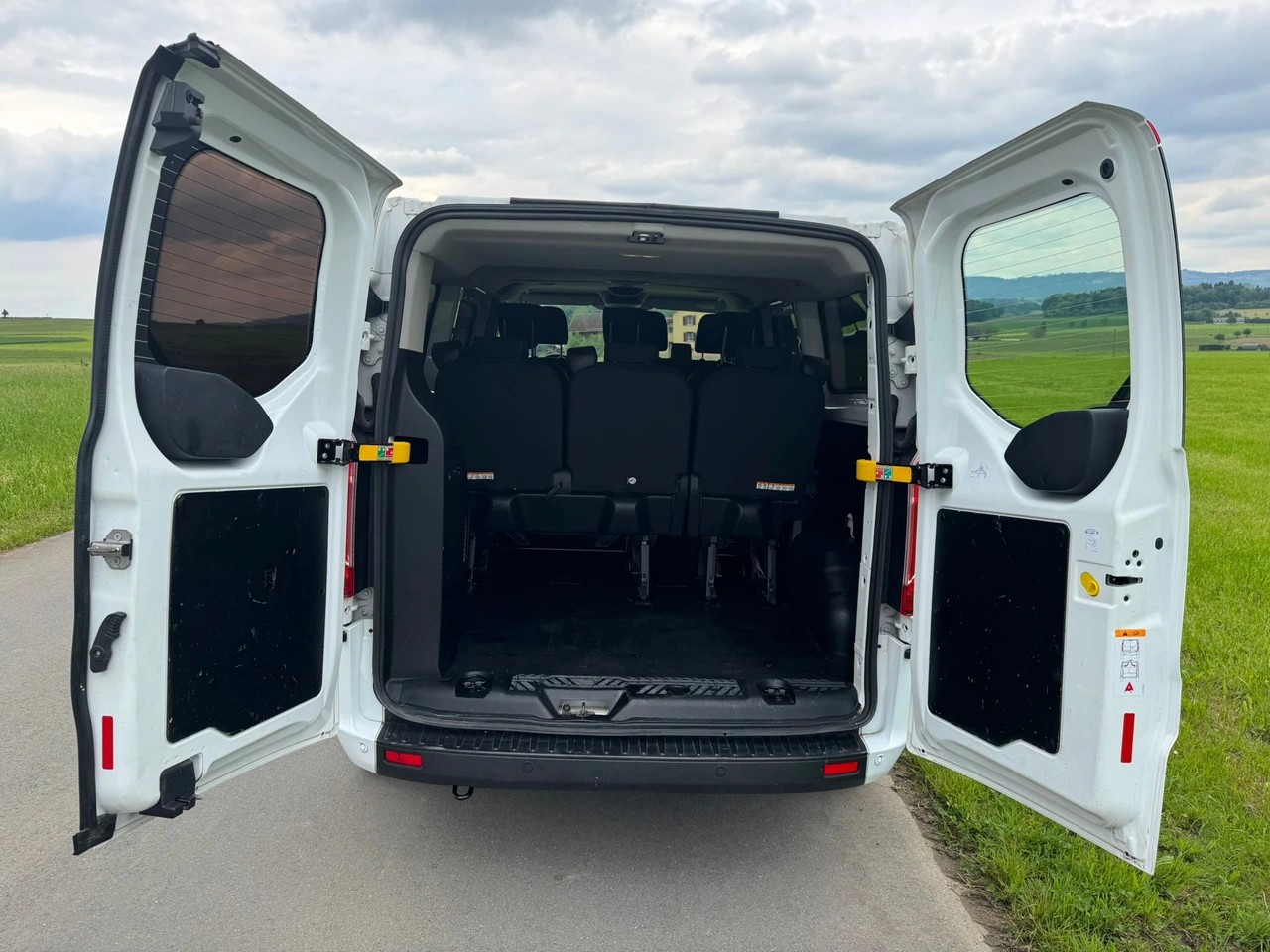 FORD Transit Custom 320 L2H1 Trend 9 Plätzer-image-5