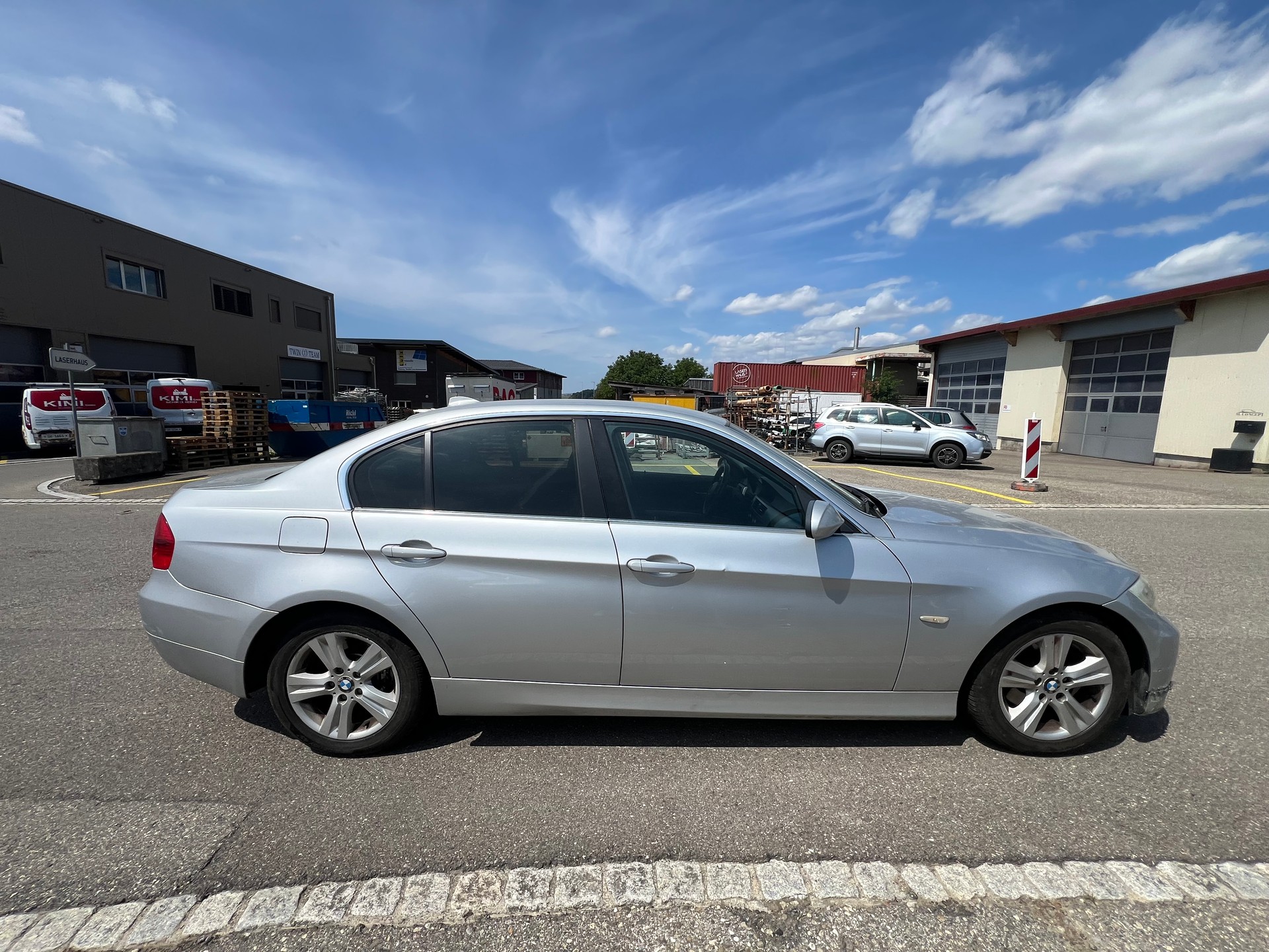 BMW 325xi-image-7