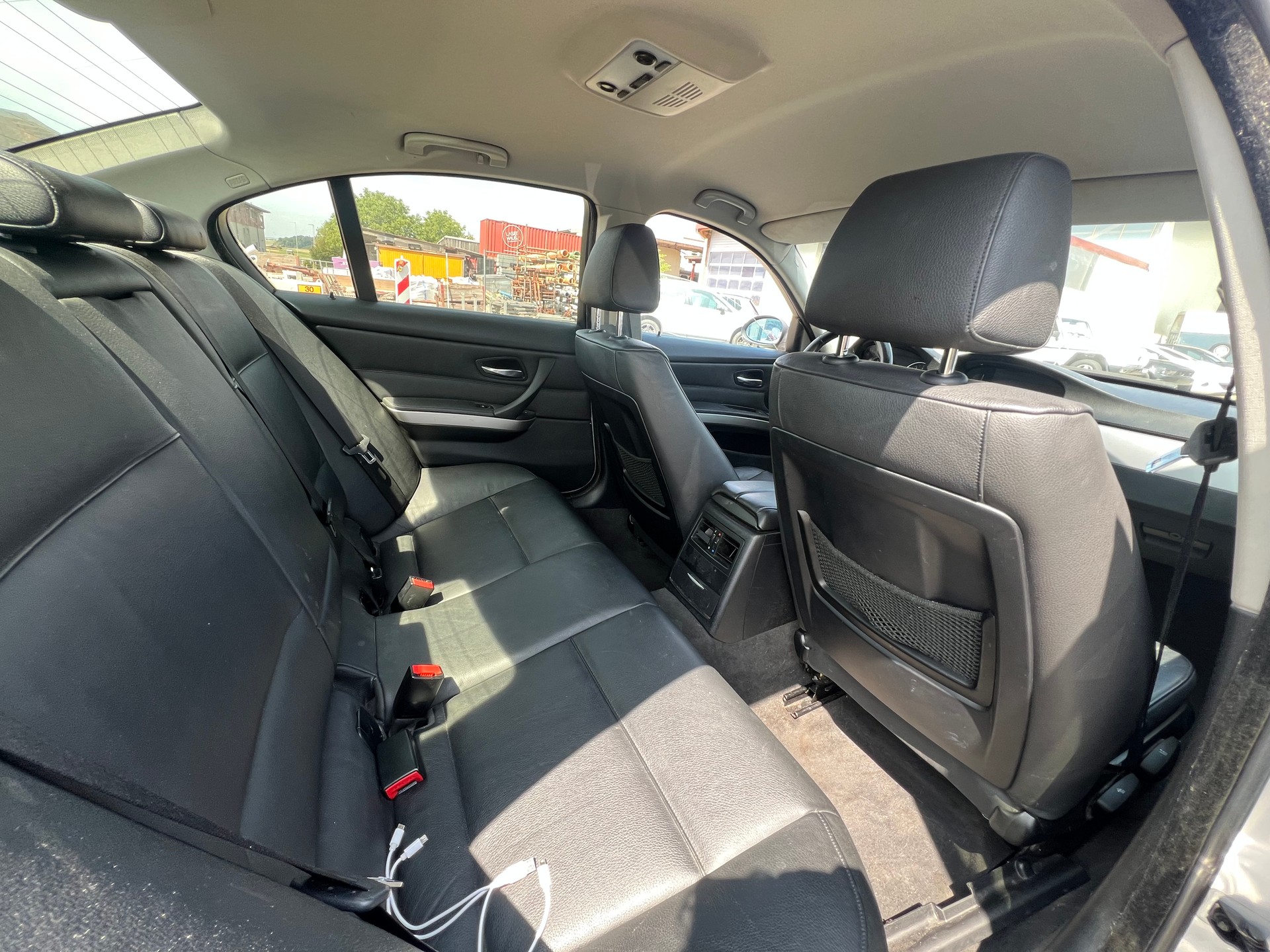 BMW 325xi-image-11