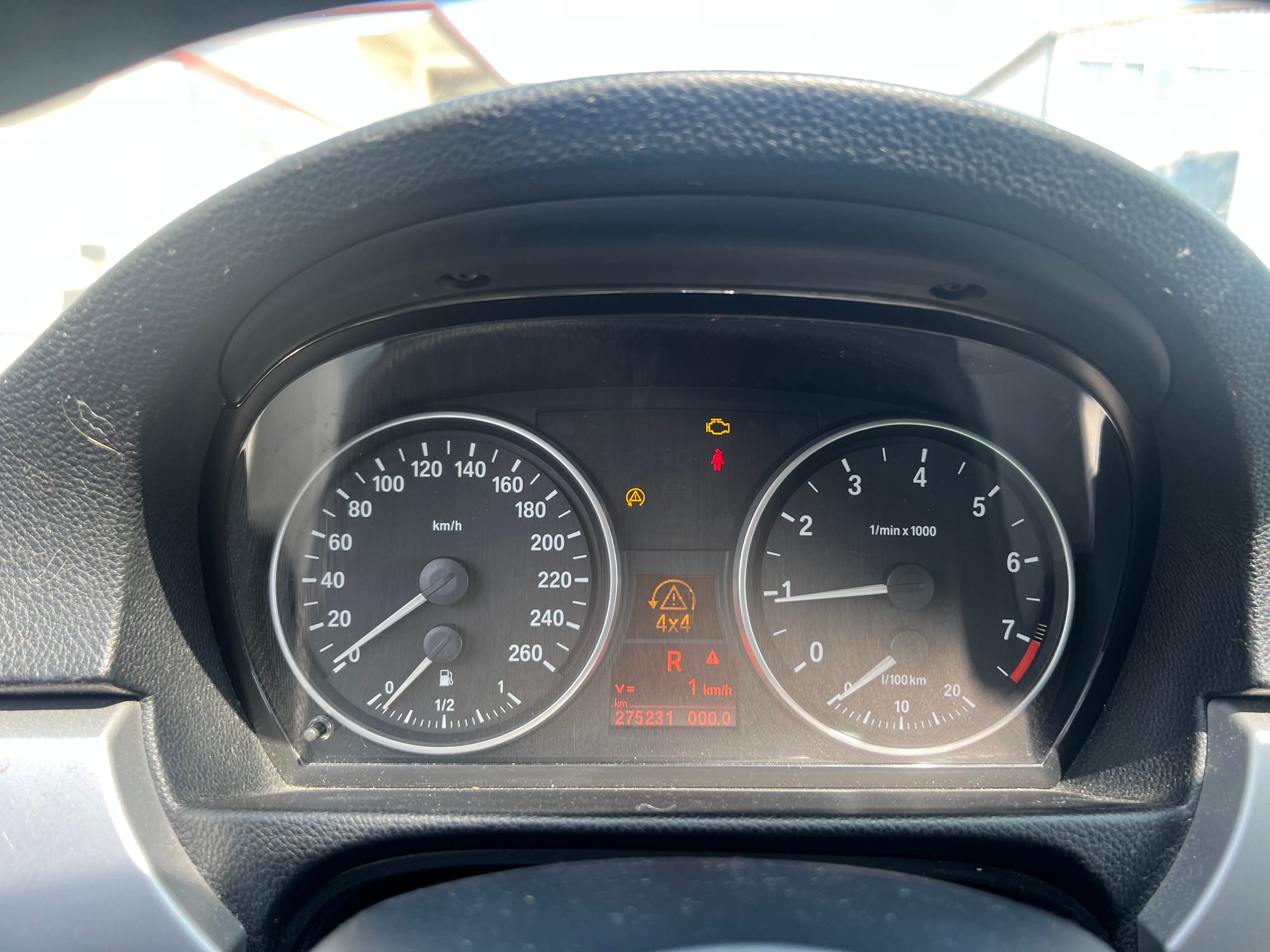BMW 325xi-image-13