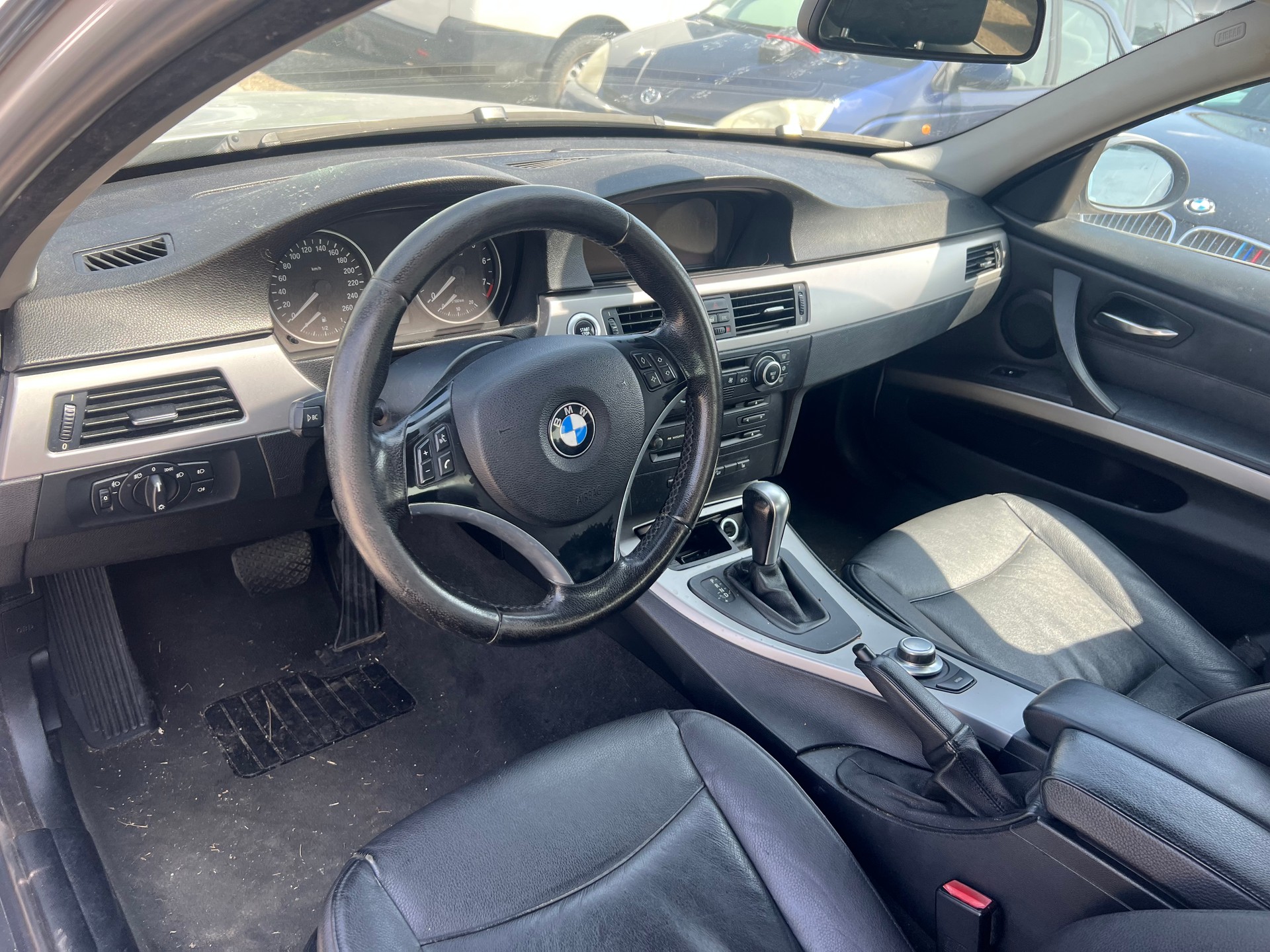 BMW 325xi-image-8