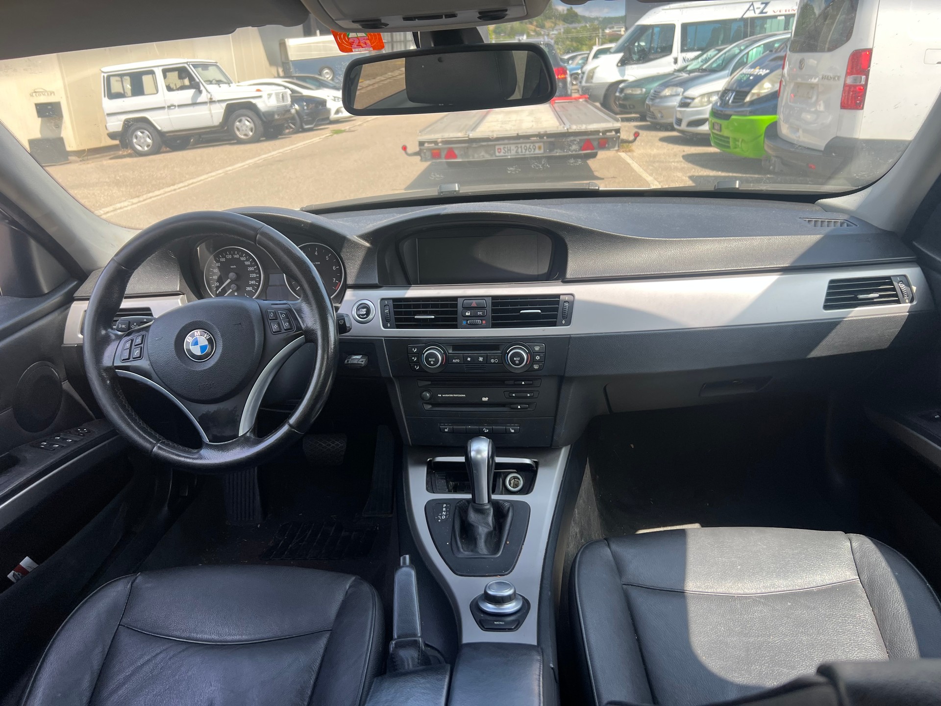 BMW 325xi-image-9