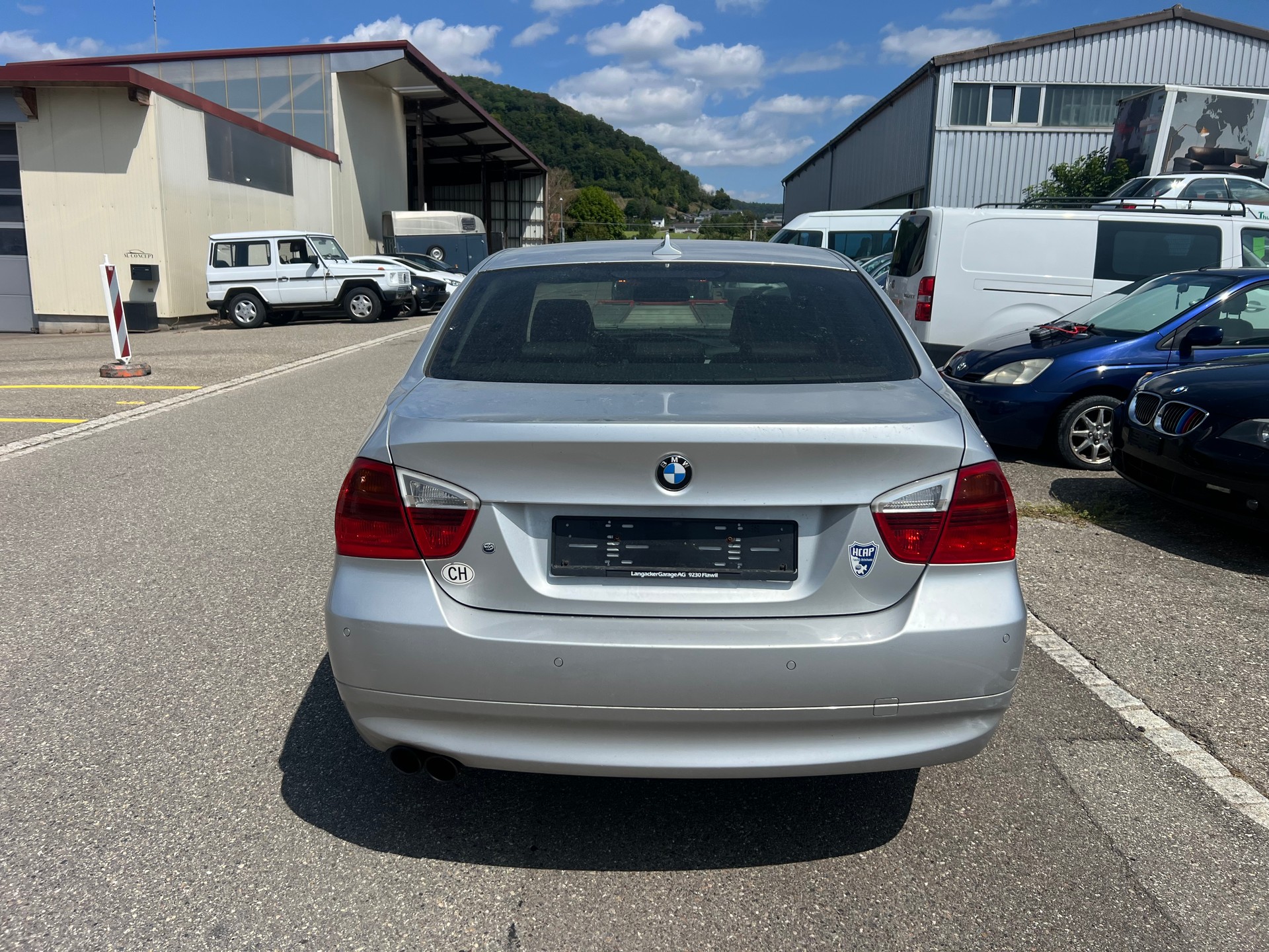 BMW 325xi-image-5