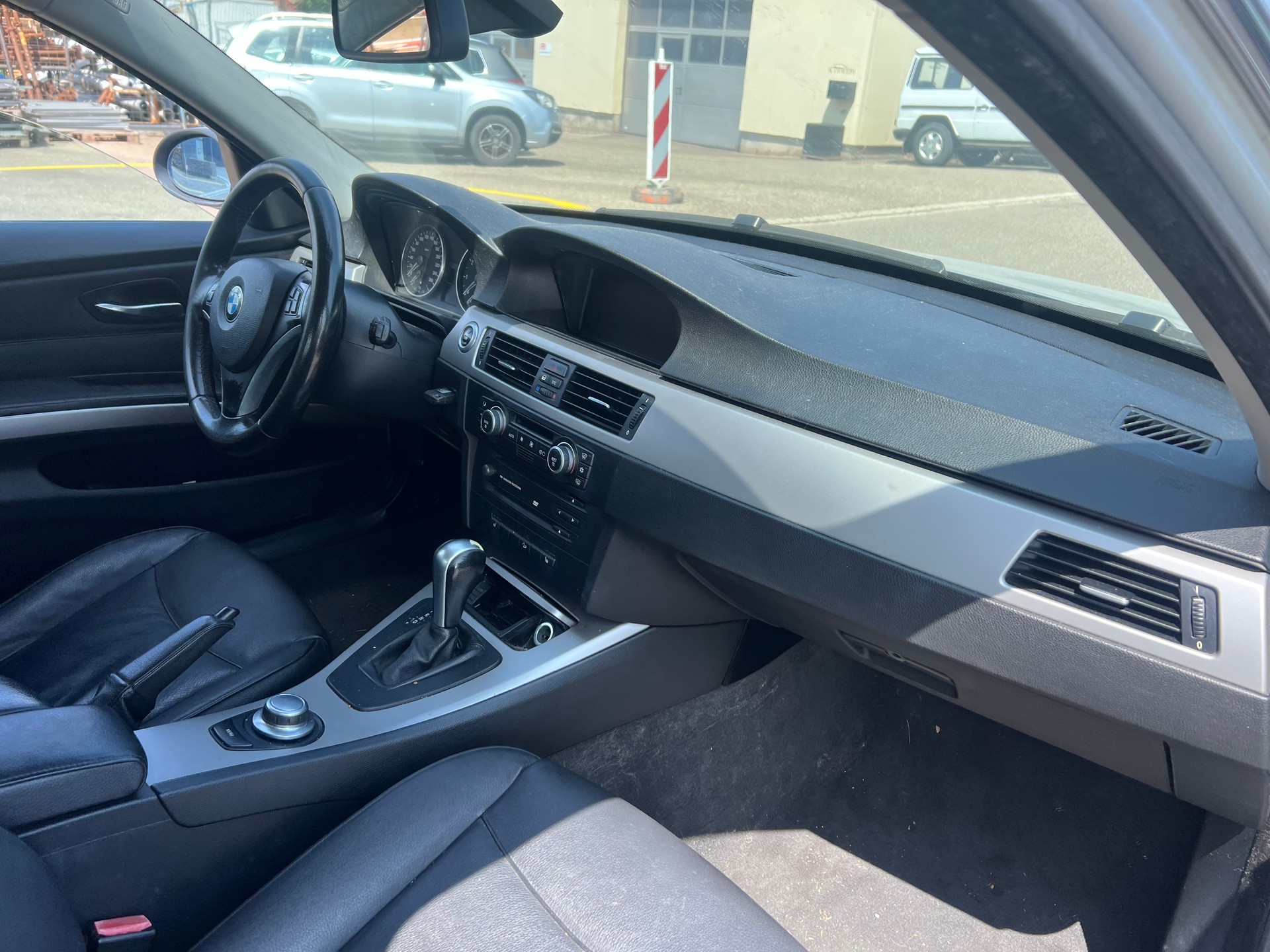 BMW 325xi-image-10