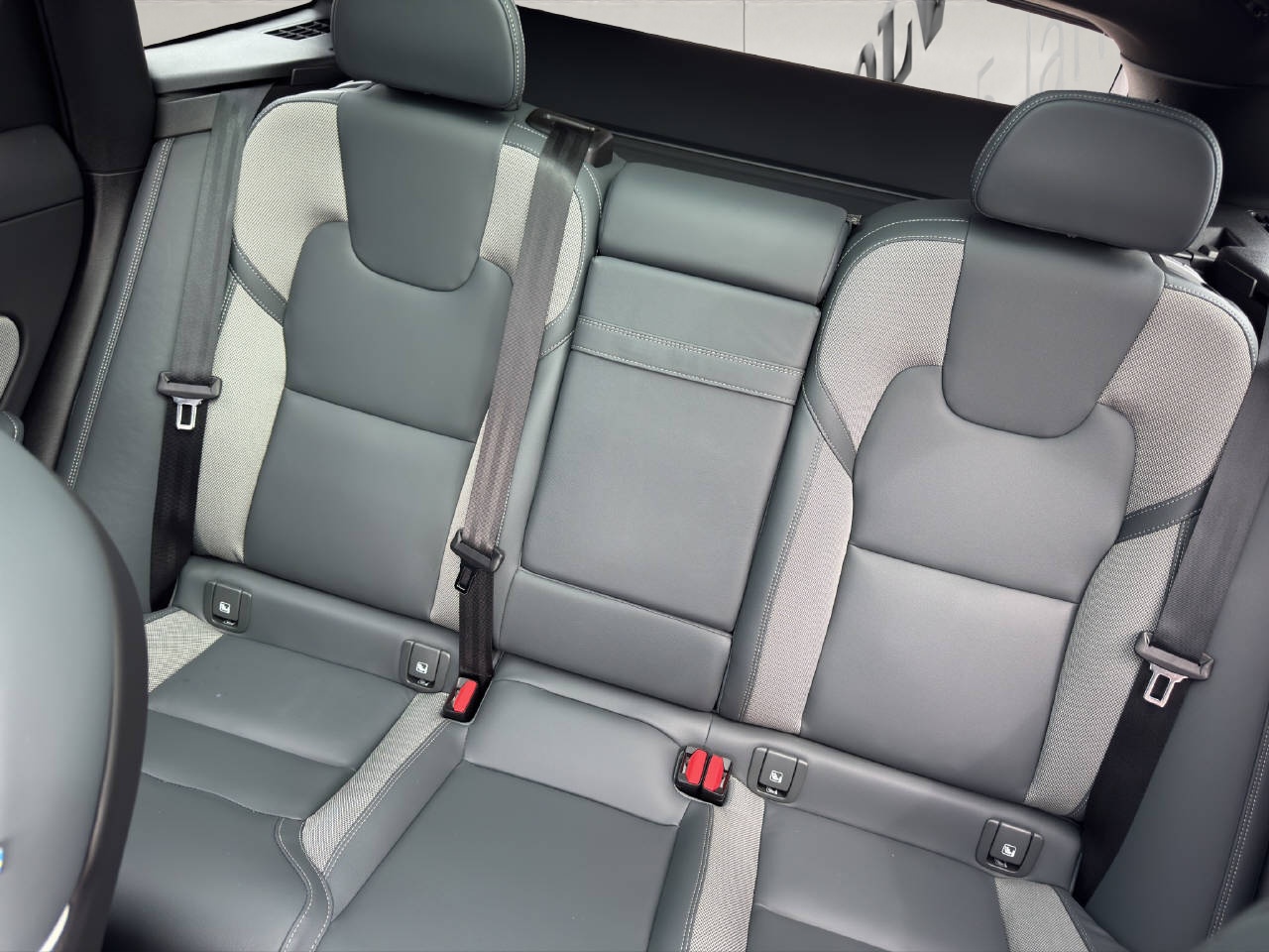 VOLVO XC60 2.0 T8 TE R-Design eAWD-image-10
