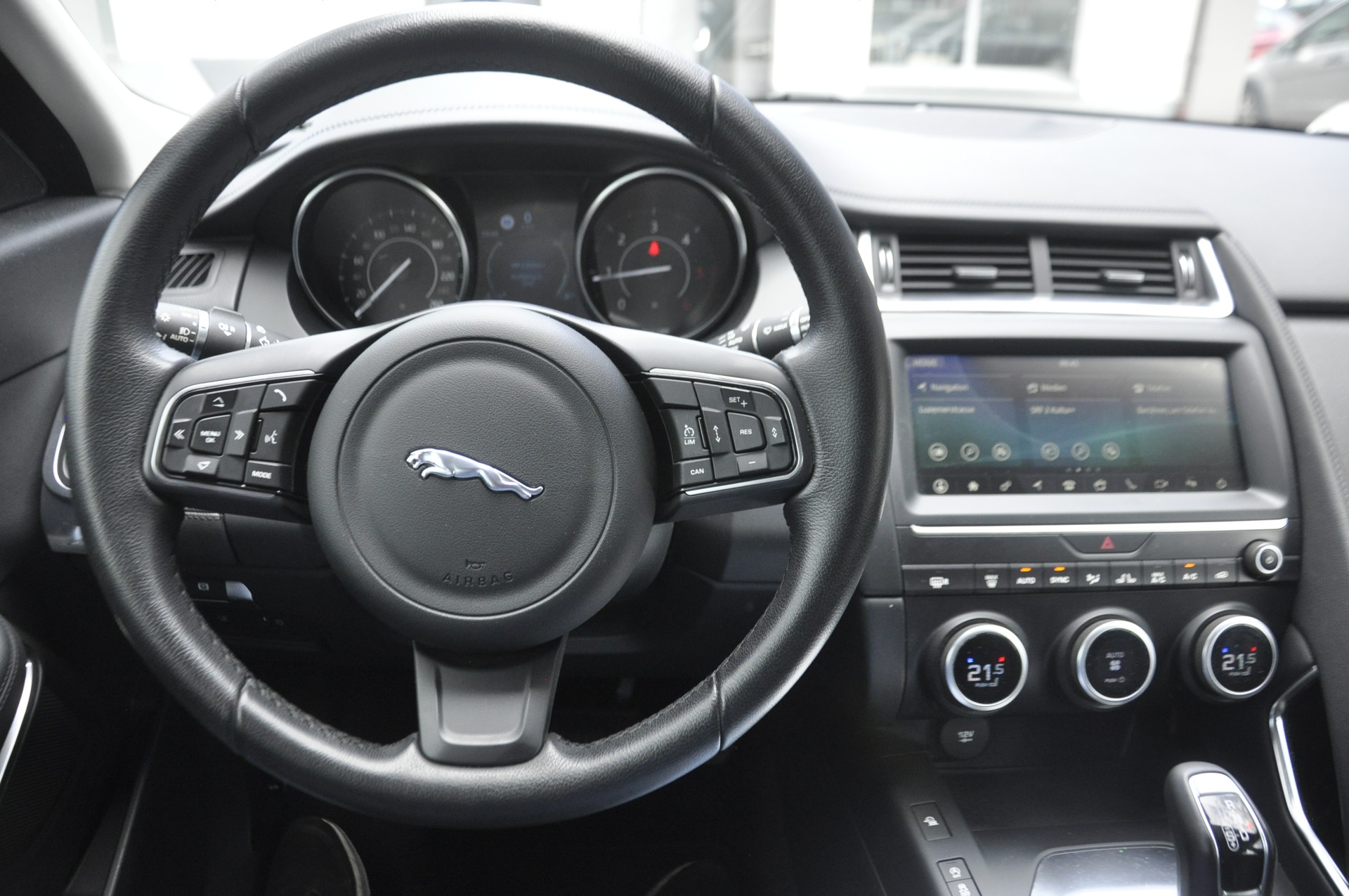JAGUAR E-Pace 2.0d D150 S AWD Automatik-image-9