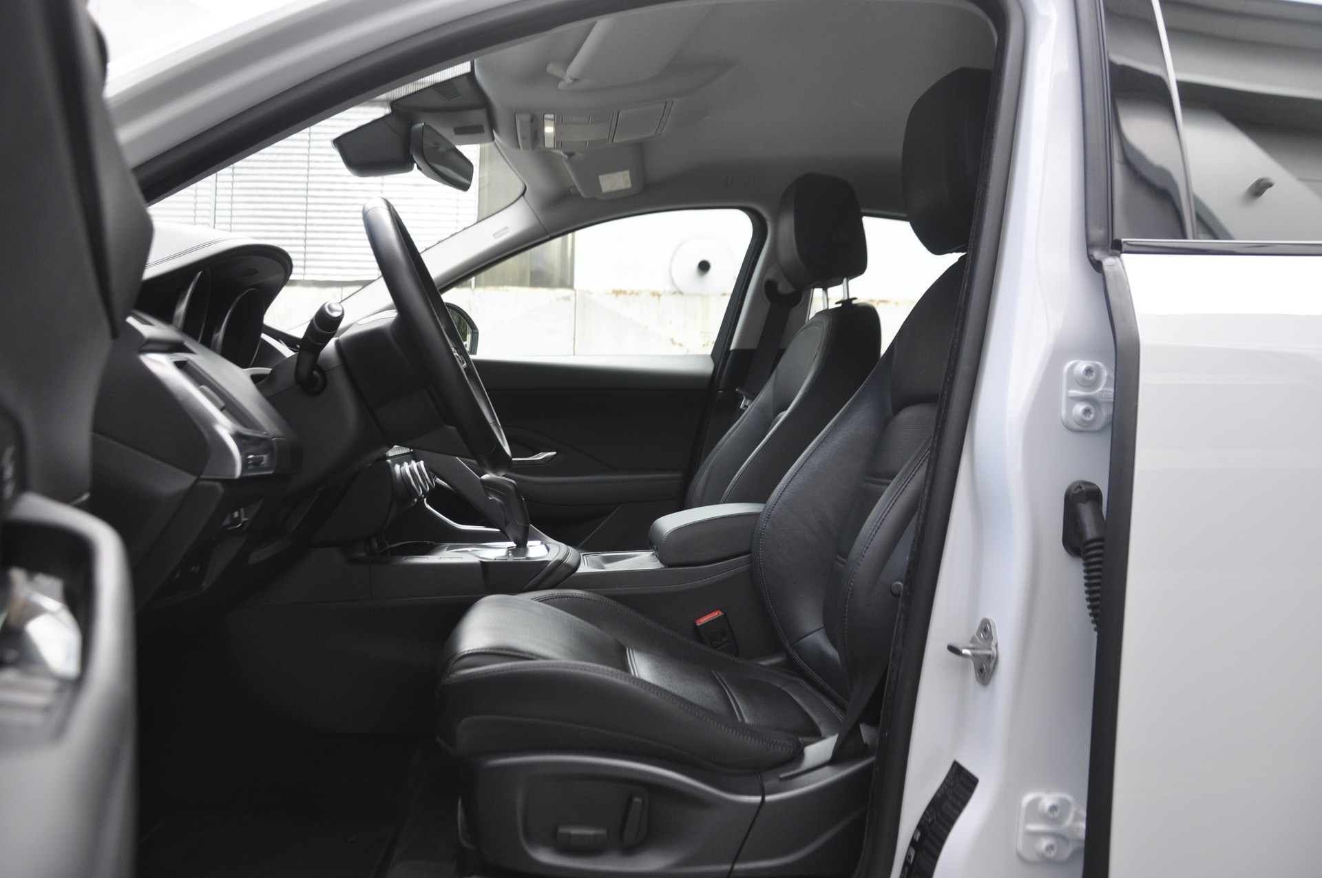 JAGUAR E-Pace 2.0d D150 S AWD Automatik-image-4