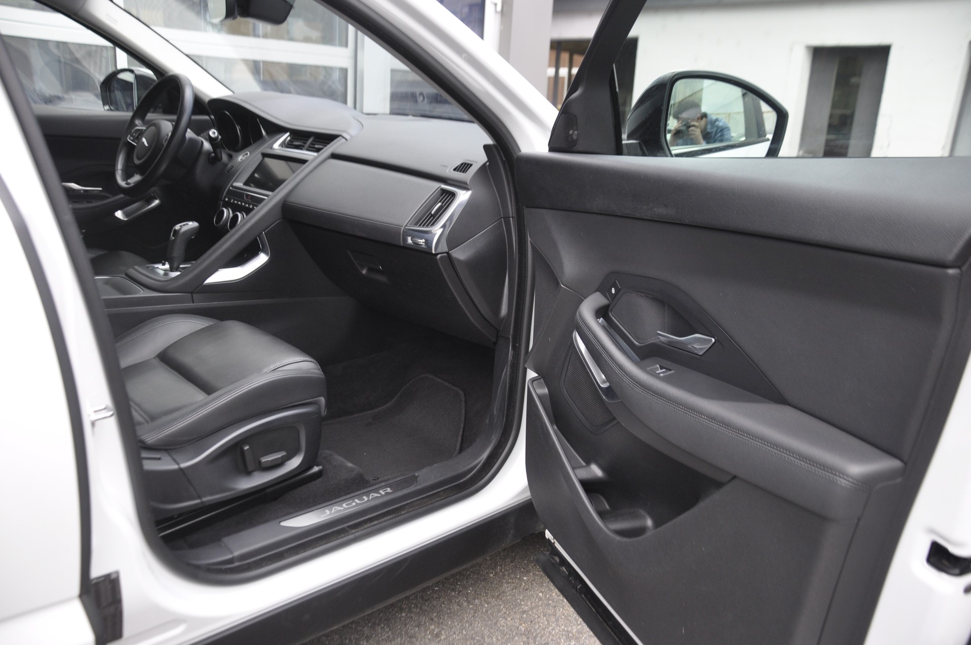JAGUAR E-Pace 2.0d D150 S AWD Automatik-image-6