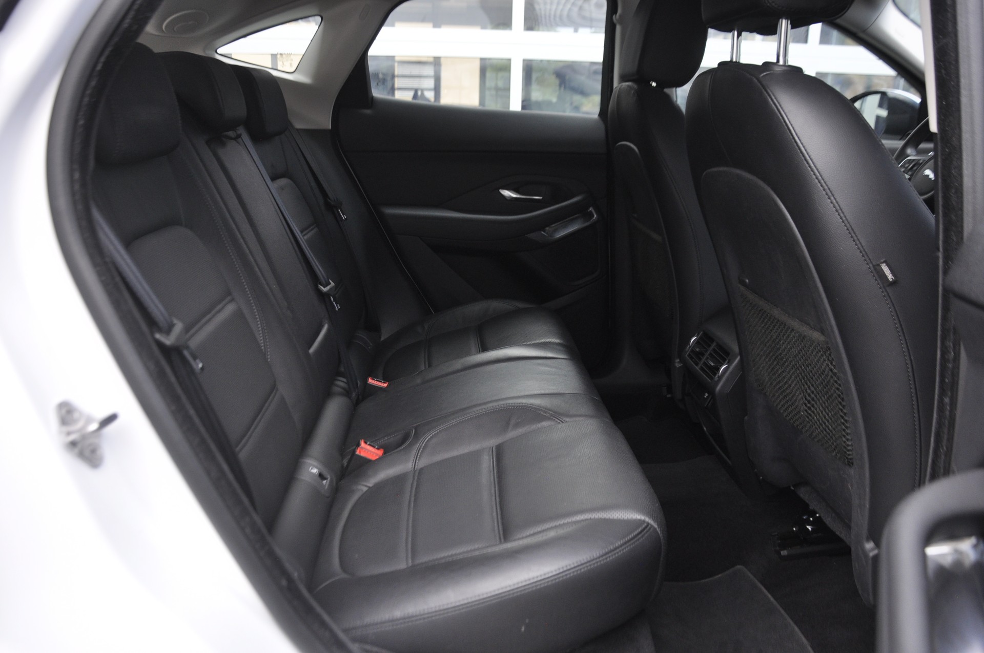 JAGUAR E-Pace 2.0d D150 S AWD Automatik-image-8