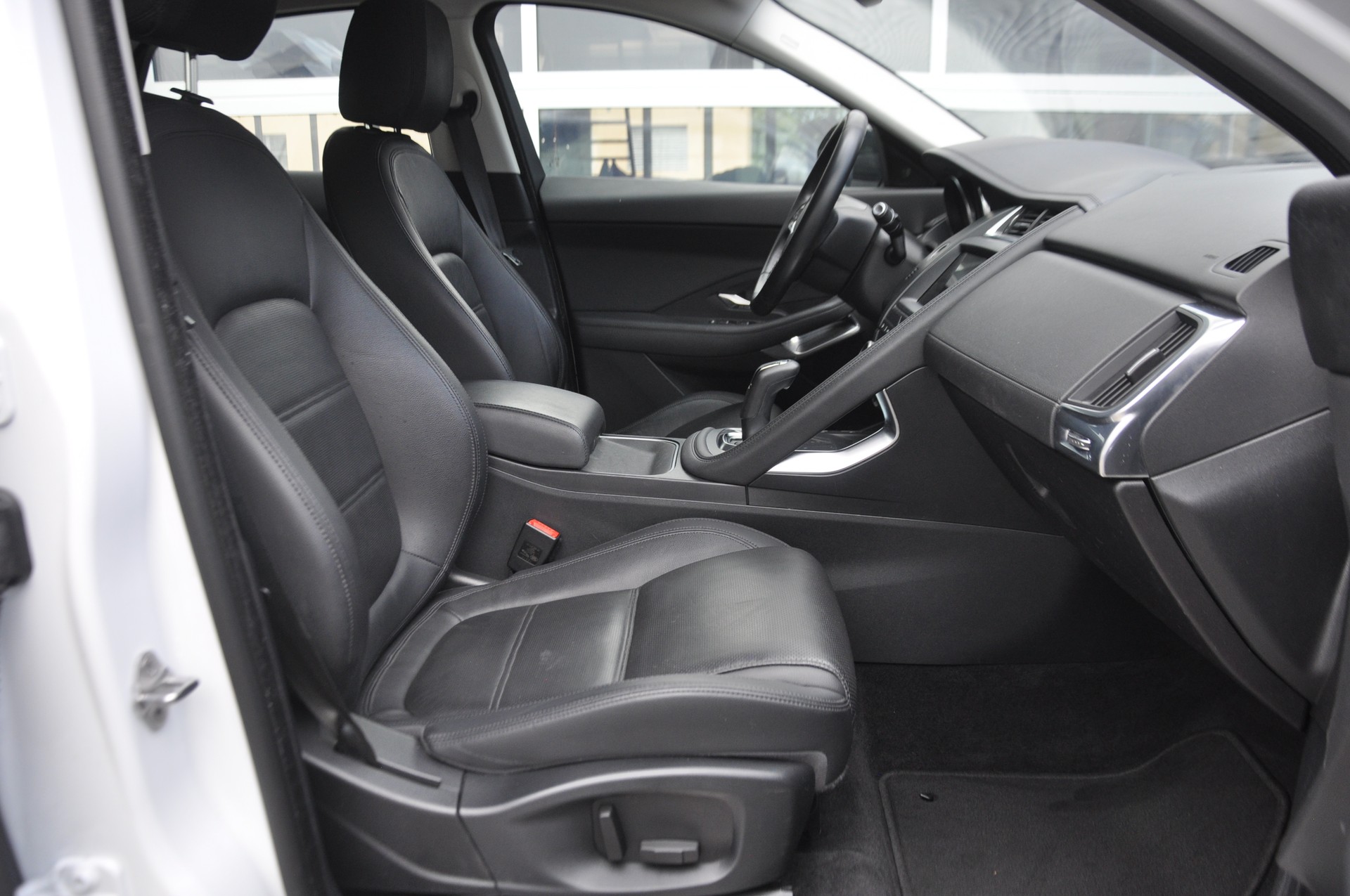 JAGUAR E-Pace 2.0d D150 S AWD Automatik-image-7