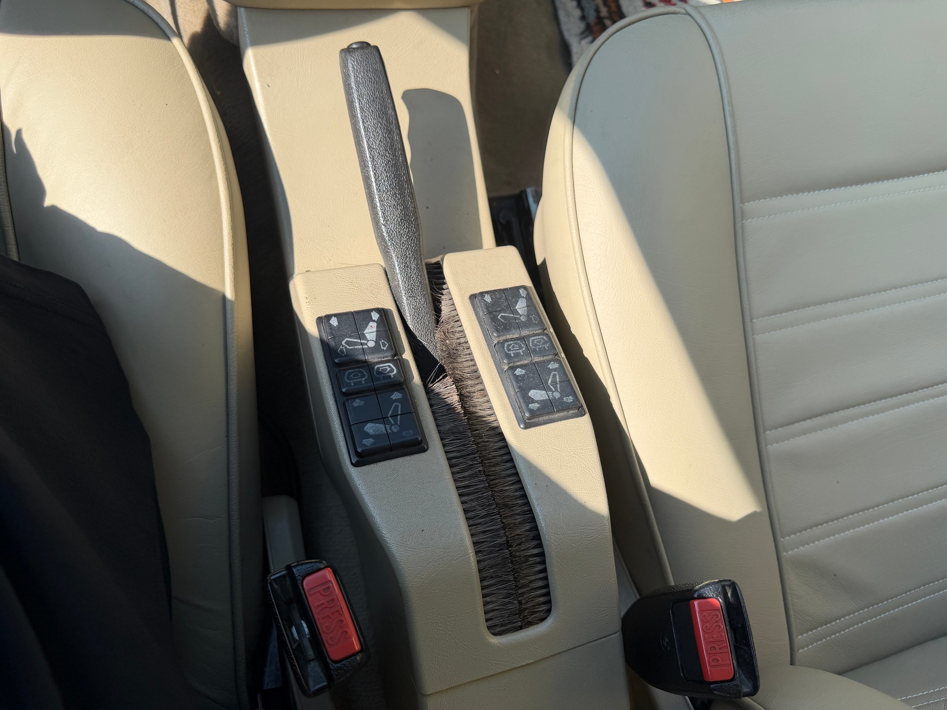 BMW 635CSi-image-14