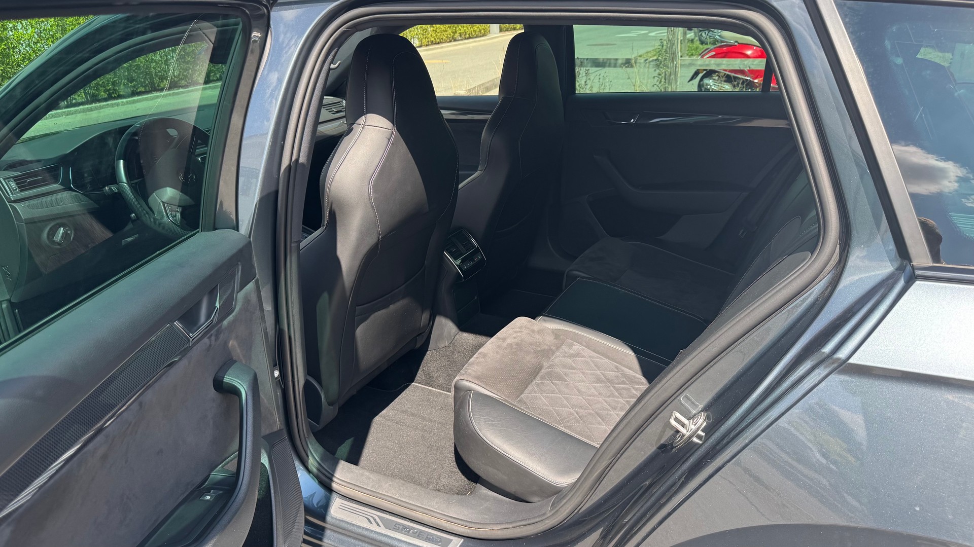 SKODA 2.0 TDI 190 SportLine+ 4x4 DSG-image-4