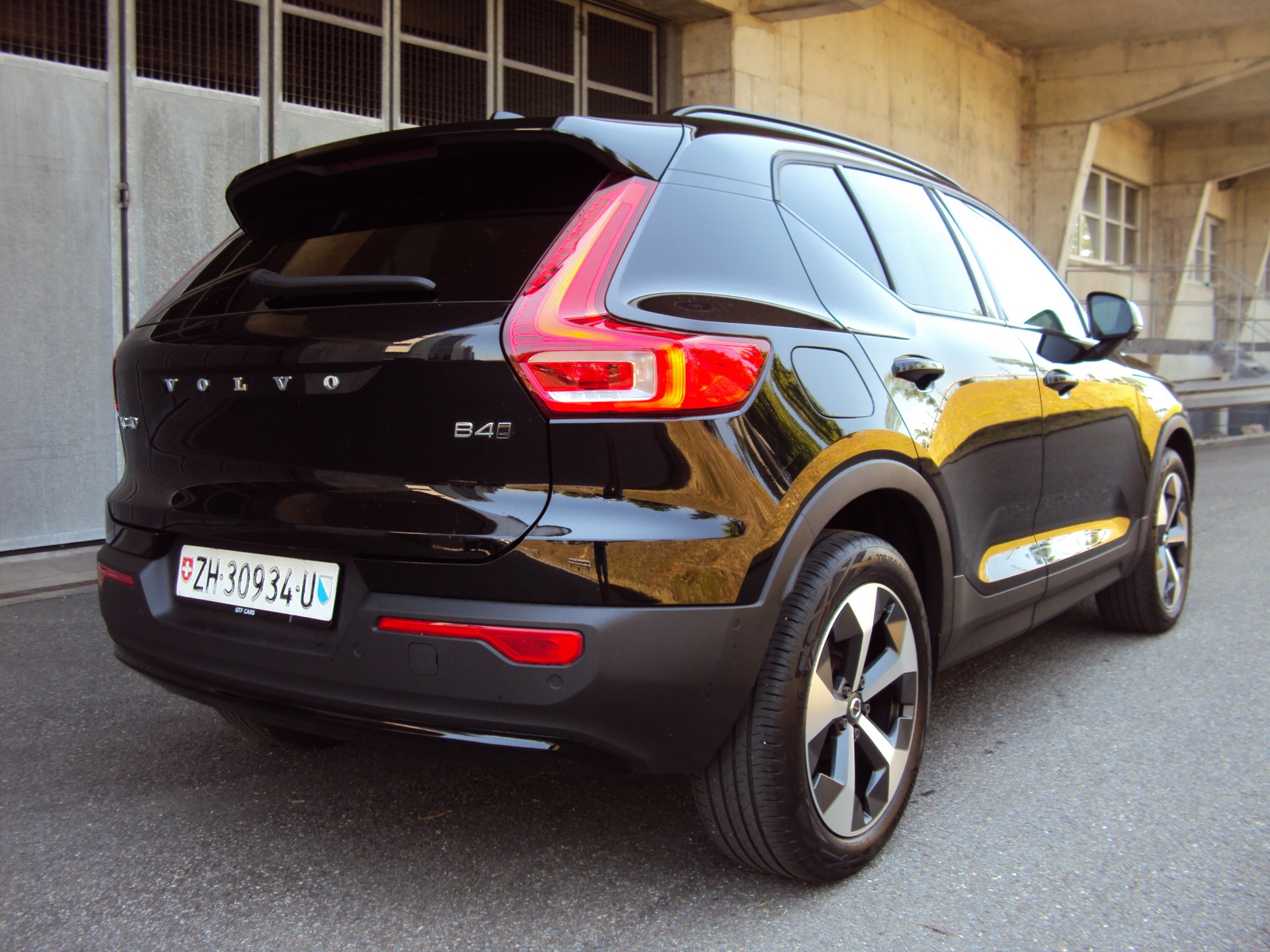 VOLVO XC40 B4 Benzin Mild Hybrid AWD Ultim. Dark DCT-image-3