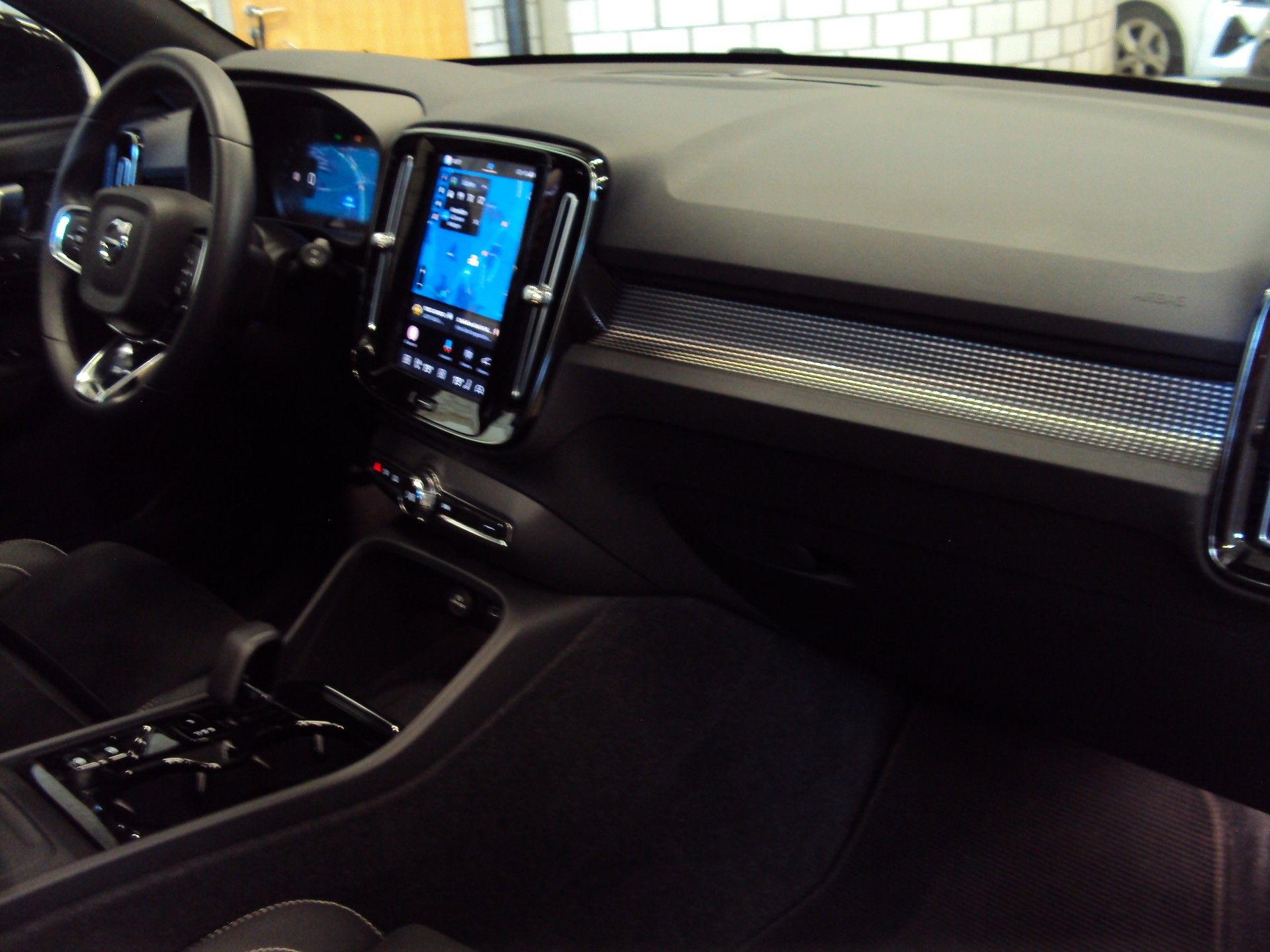 VOLVO XC40 B4 Benzin Mild Hybrid AWD Ultim. Dark DCT-image-12