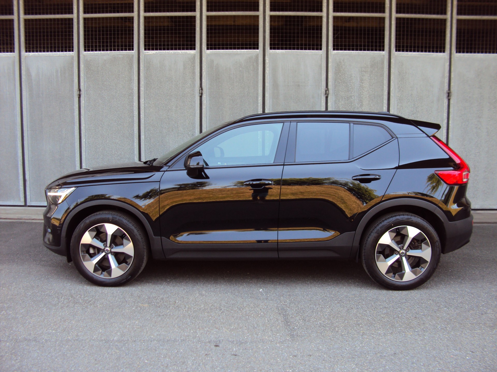 VOLVO XC40 B4 Benzin Mild Hybrid AWD Ultim. Dark DCT-image-7