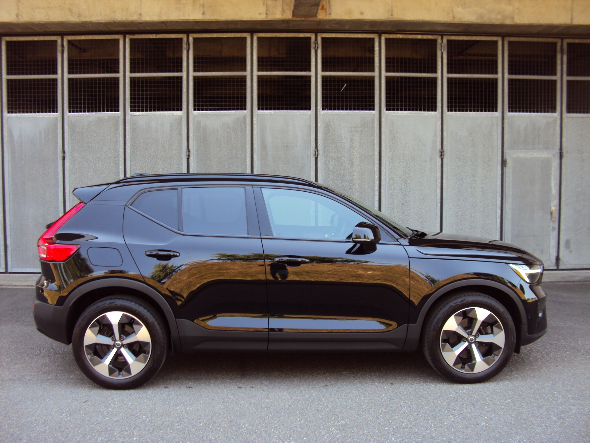VOLVO XC40 B4 Benzin Mild Hybrid AWD Ultim. Dark DCT-image-6