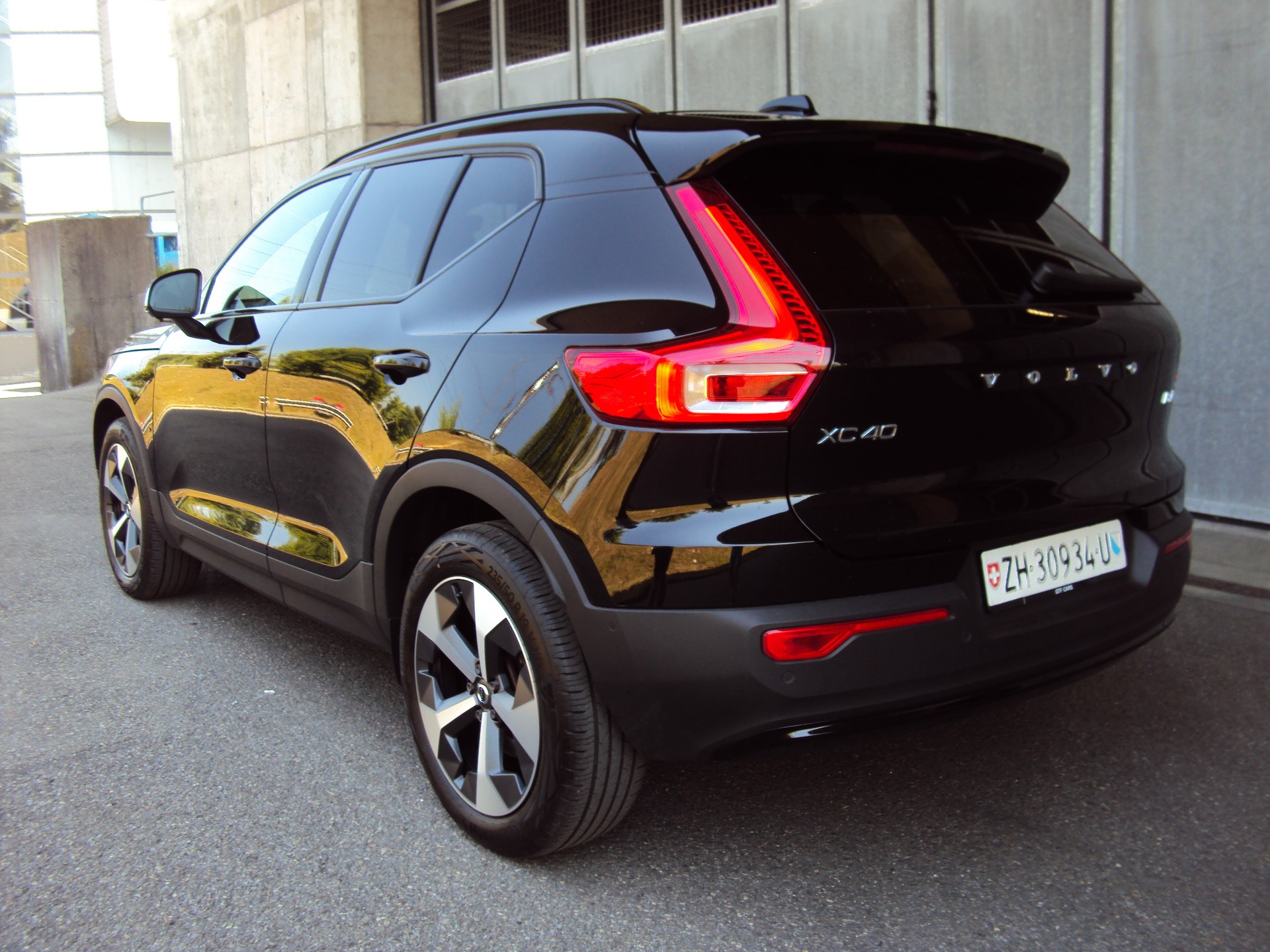 VOLVO XC40 B4 Benzin Mild Hybrid AWD Ultim. Dark DCT-image-4