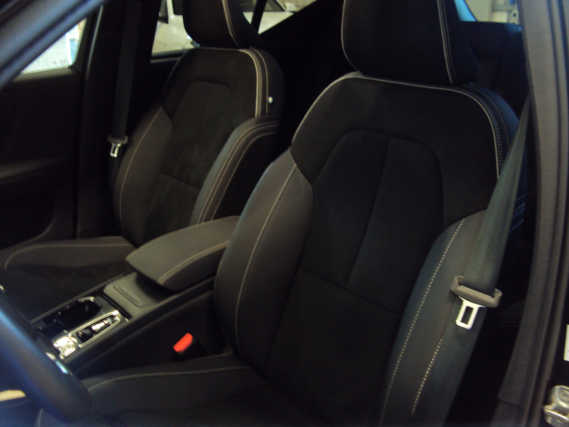 VOLVO XC40 B4 Benzin Mild Hybrid AWD Ultim. Dark DCT-image-10