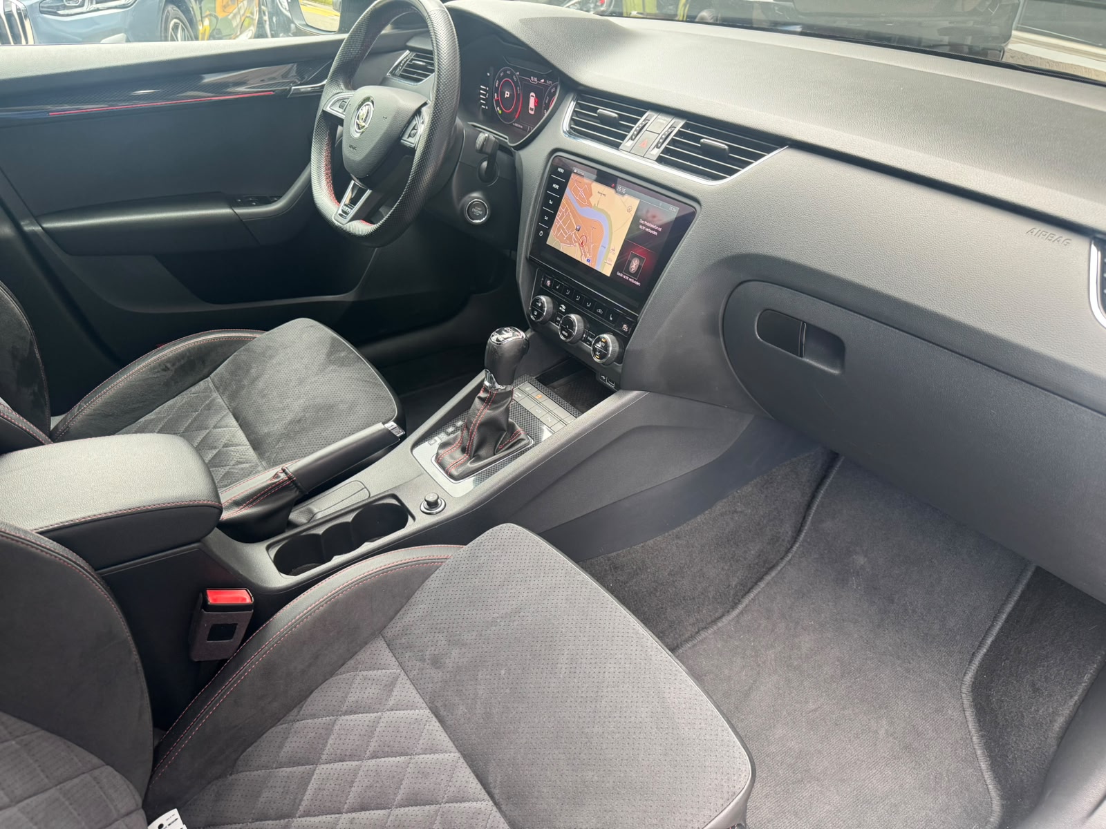 SKODA Octavia Combi 2.0 TSI RS DSG-image-17