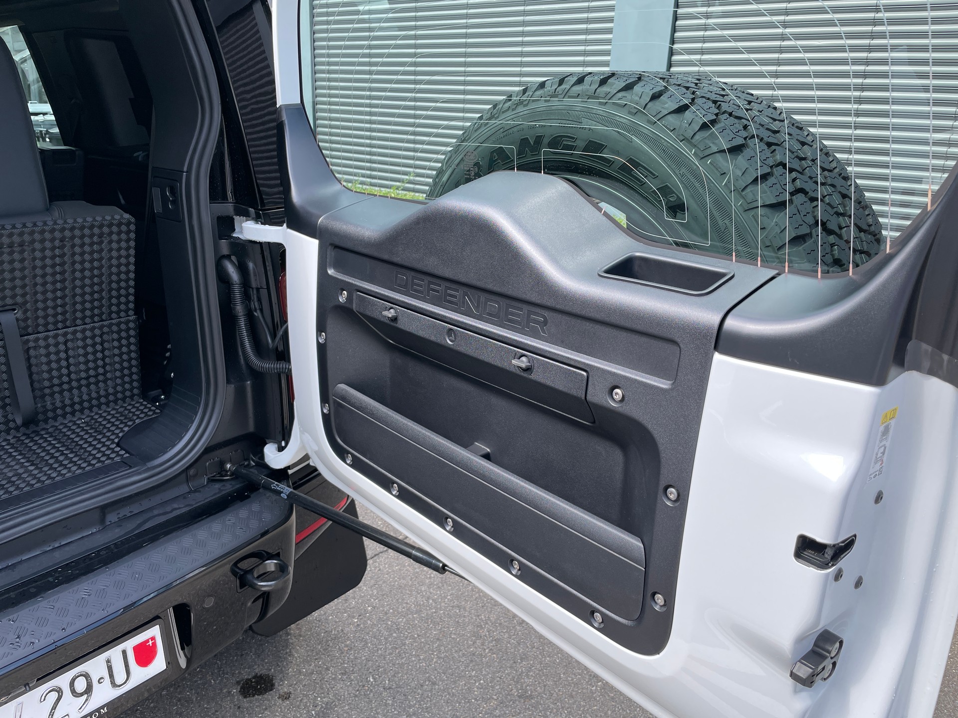 LAND ROVER Defender 110 P400 I6 X-Dynamic SE 3.0 AT8, 7-Sitzer mit AHK-image-8
