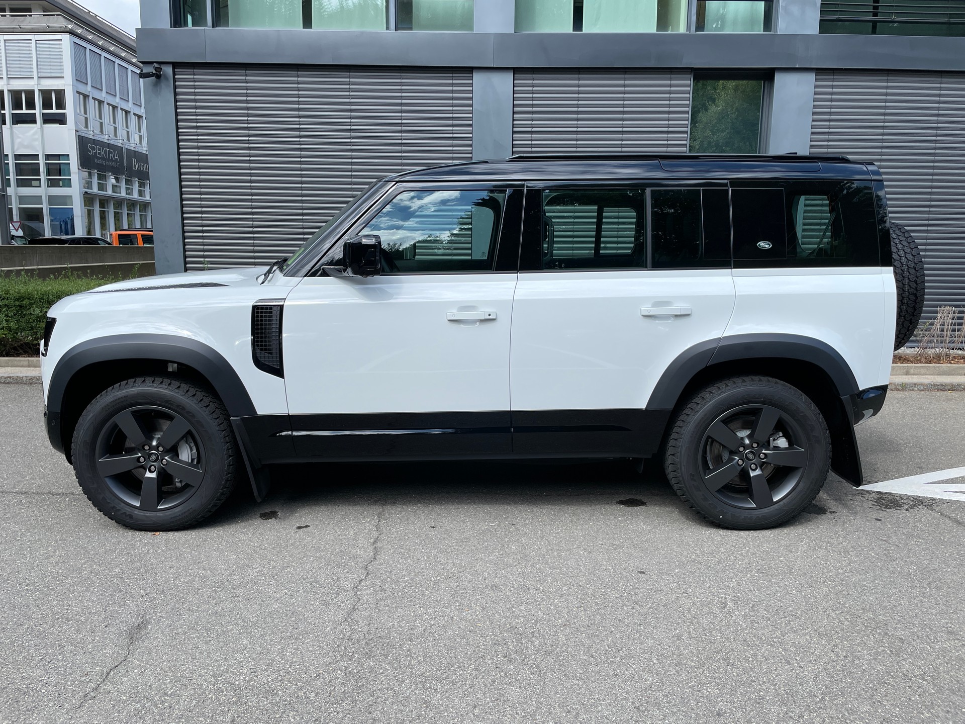 LAND ROVER Defender 110 P400 I6 X-Dynamic SE 3.0 AT8, 7-Sitzer mit AHK-image-14