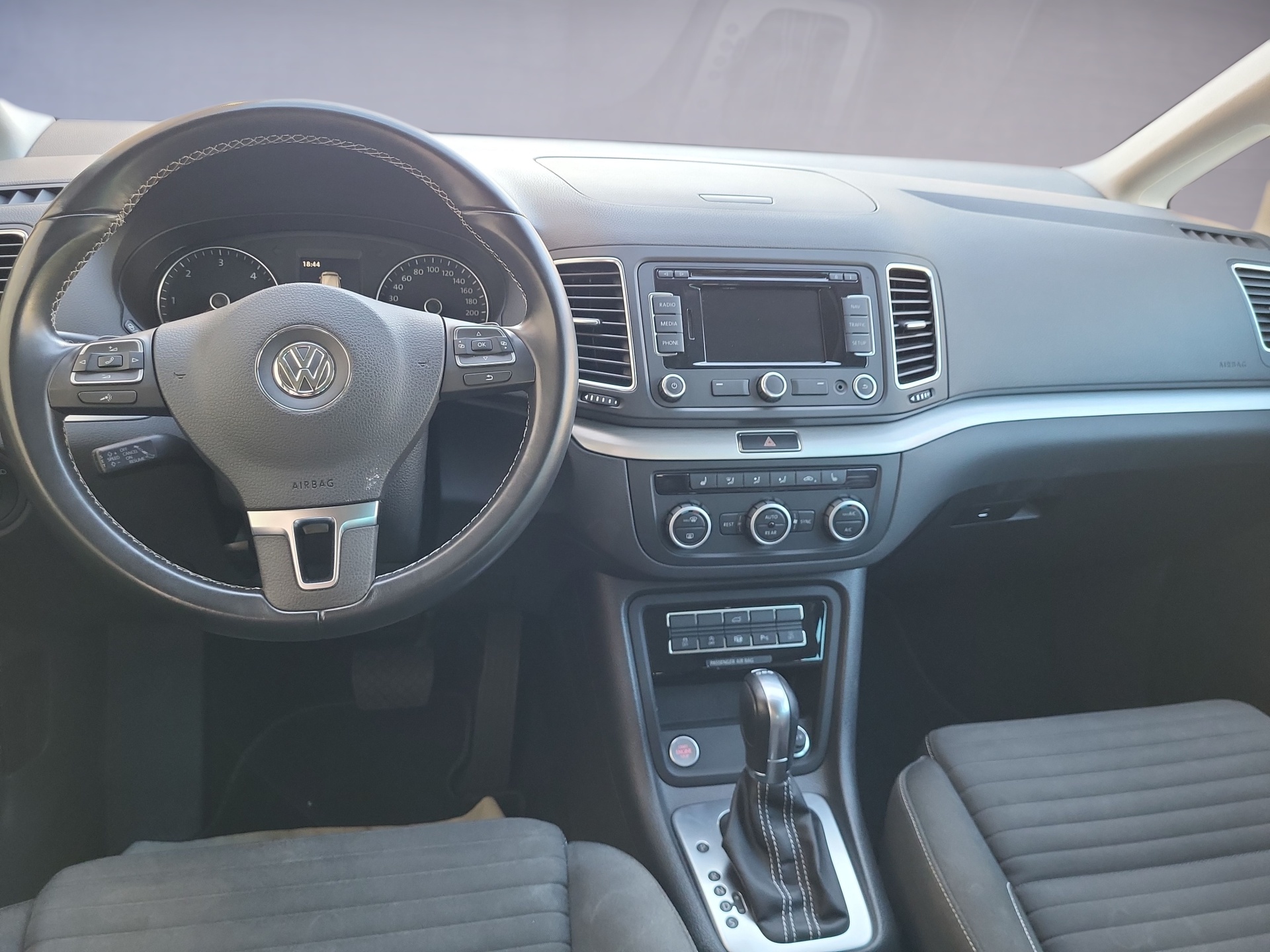 VW Sharan 2.0 TDI BMT Comfortline DSG-image-9