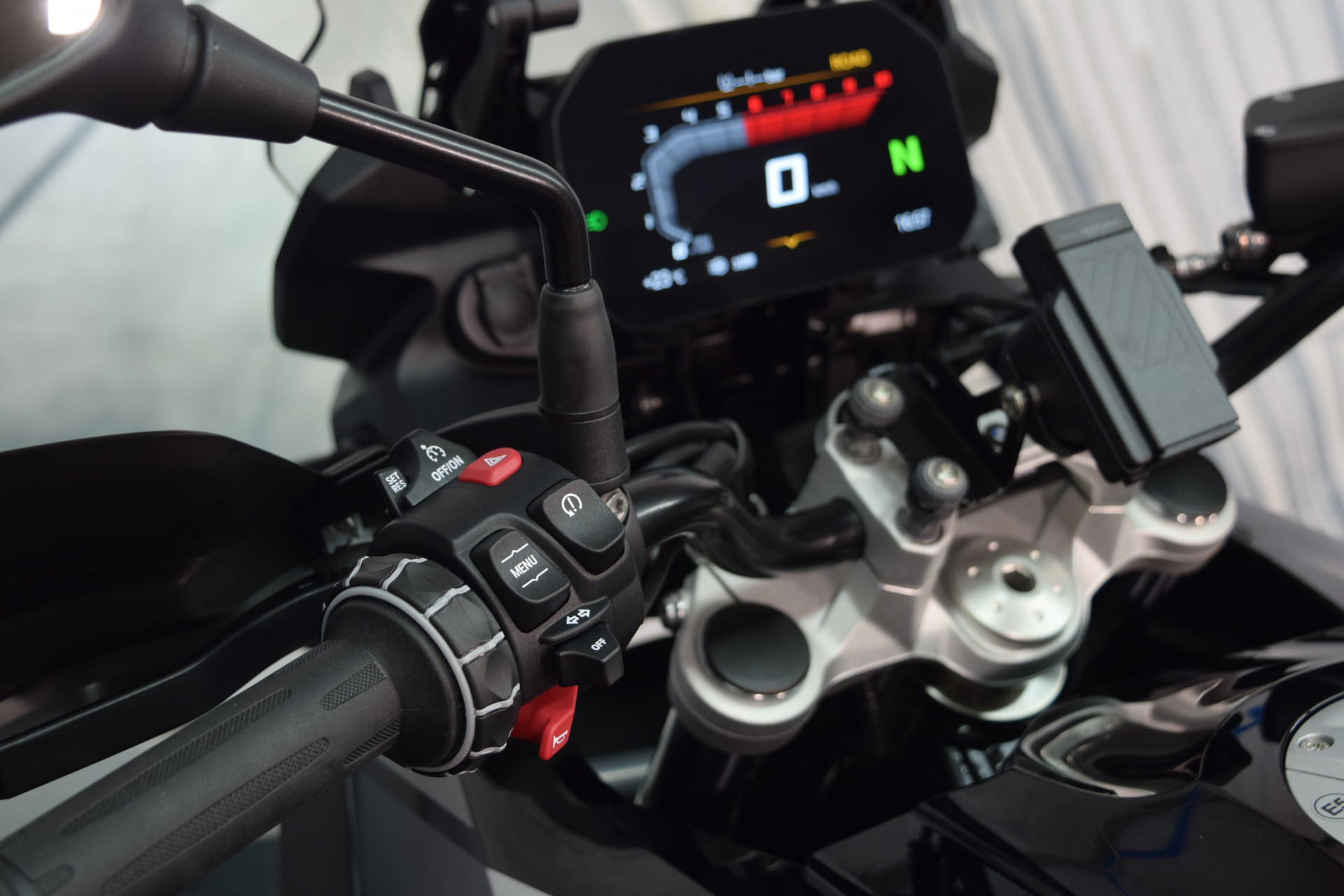 BMW F 800 GS Triple Black Tieferlegung - Sofort verfügbar!-image-6