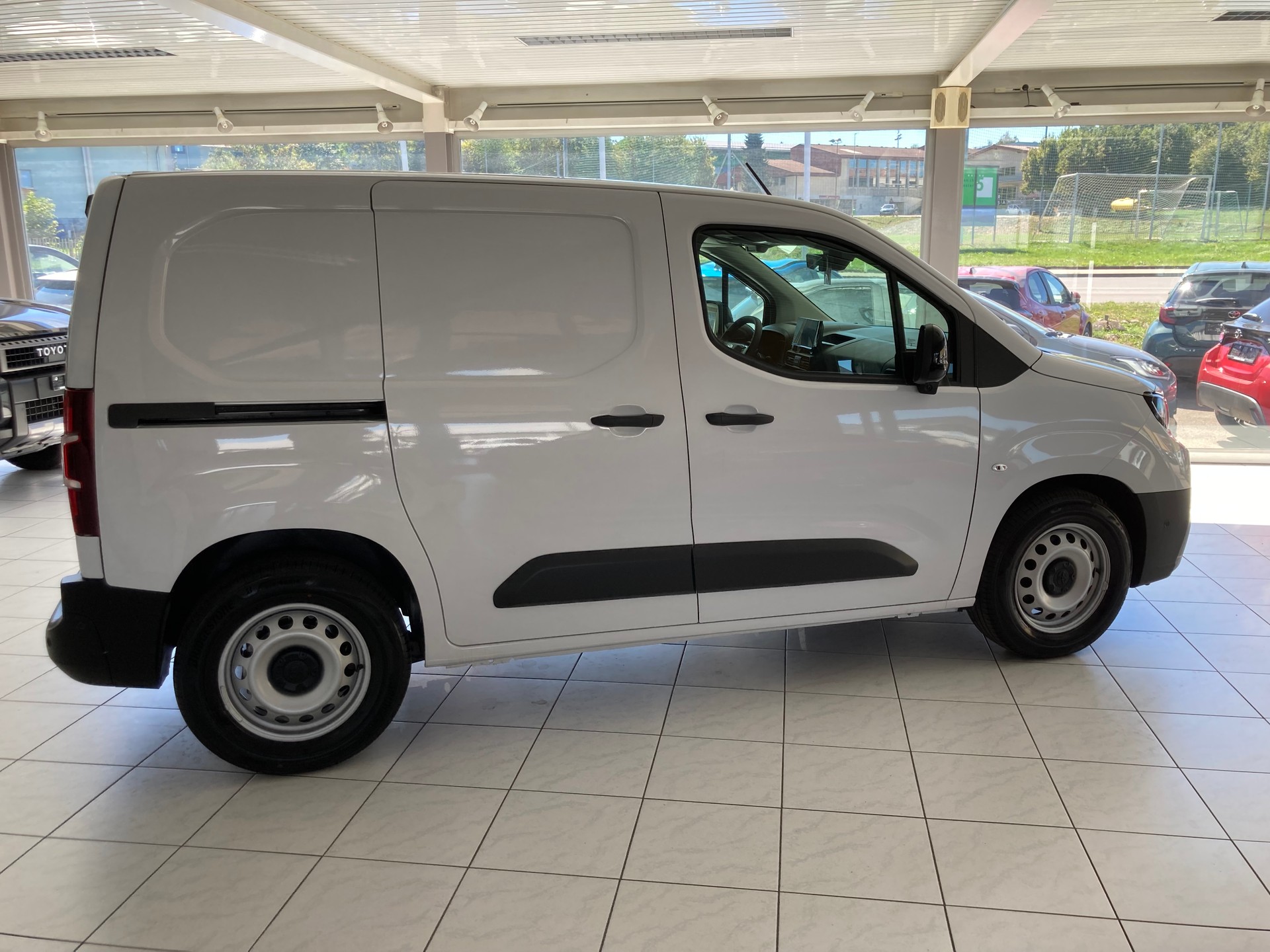 TOYOTA Proace City Van EV 50 kWh Advanced Medium-image-3