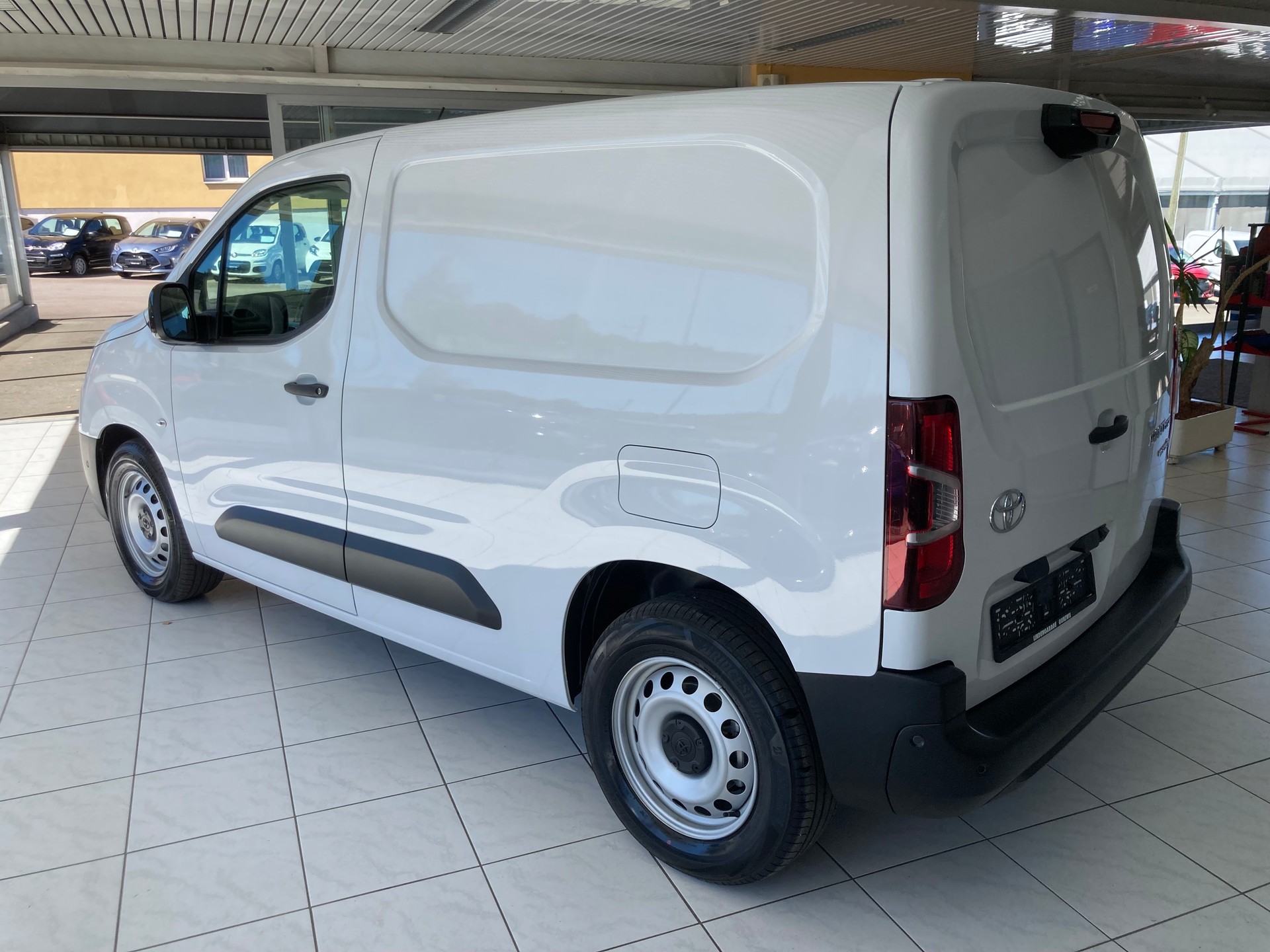 TOYOTA Proace City Van EV 50 kWh Advanced Medium-image-6