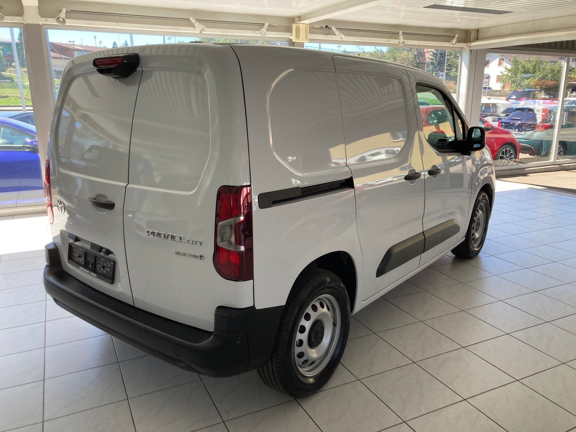 TOYOTA Proace City Van EV 50 kWh Advanced Medium-image-4