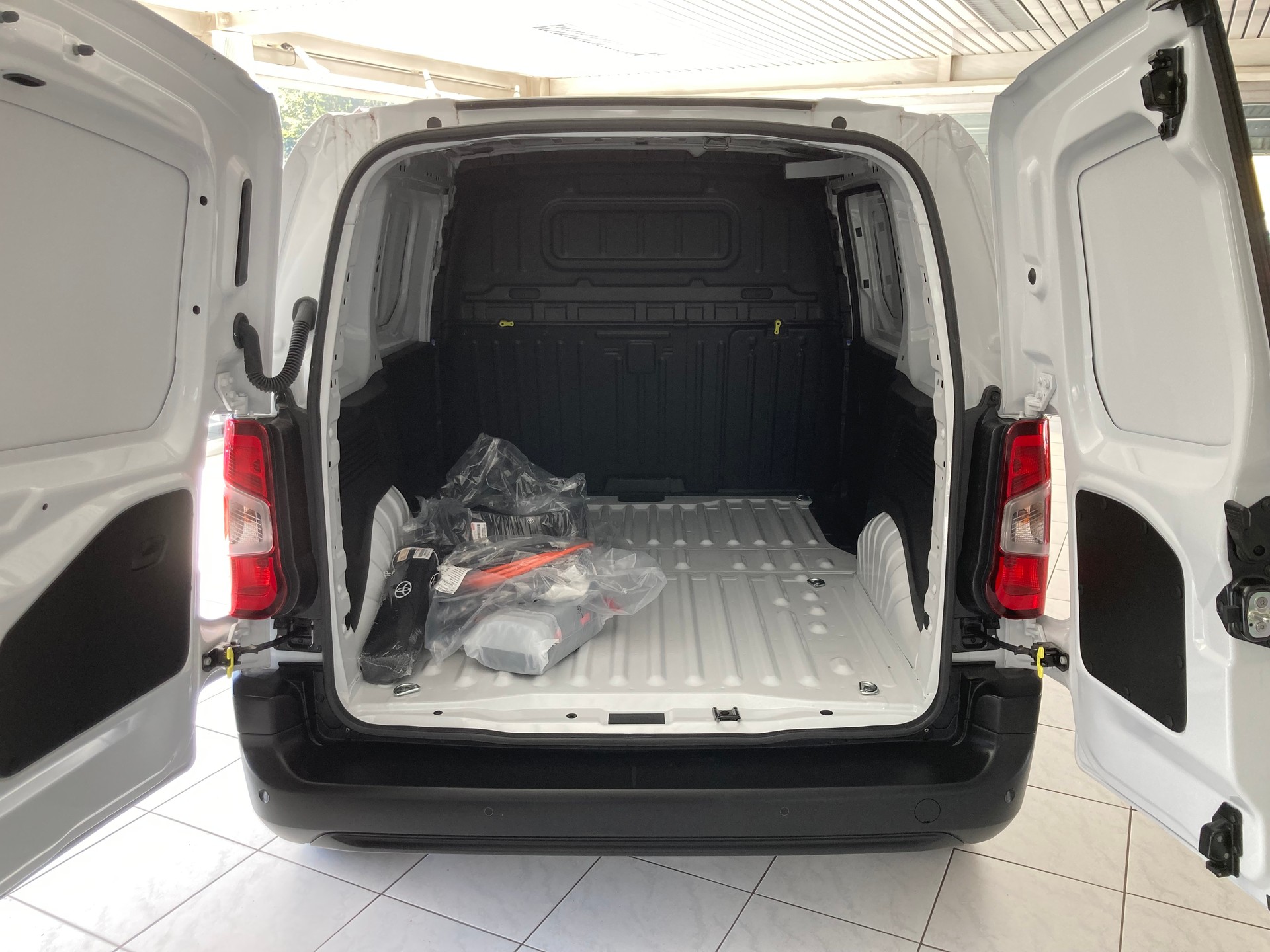 TOYOTA Proace City Van EV 50 kWh Advanced Medium-image-14