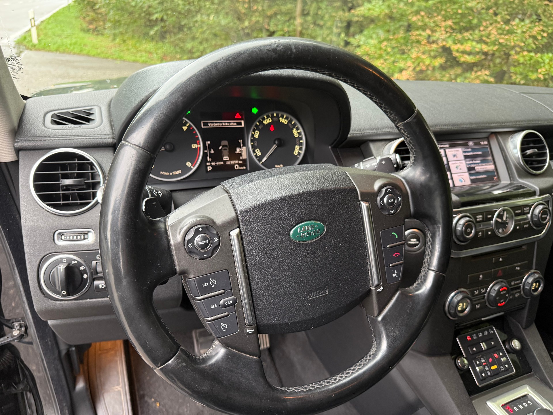 LAND ROVER Discovery 3.0 TDV6 S Automatic-image-10