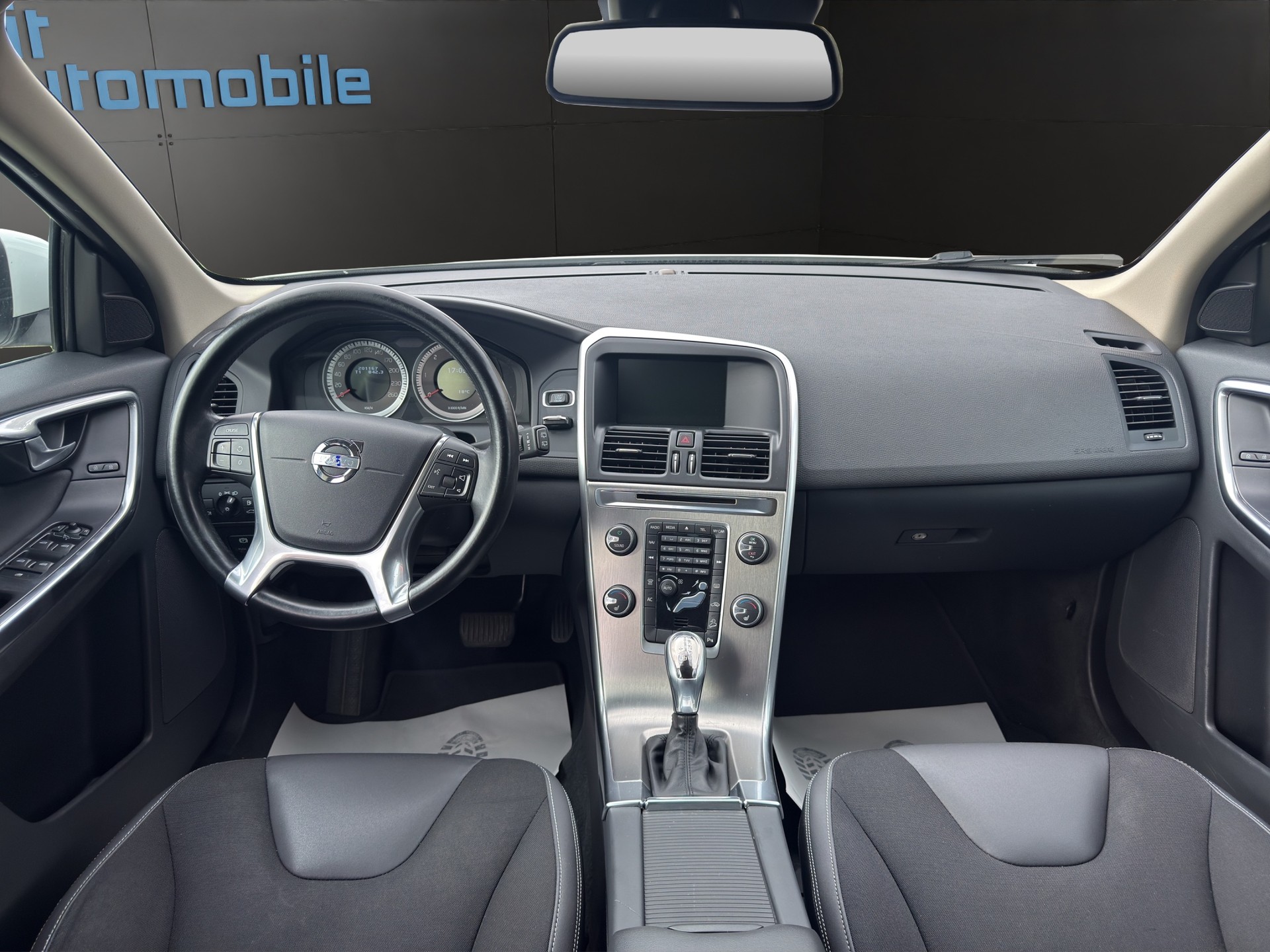 VOLVO XC60 D5 AWD Husky R-Design Geartronic-image-3