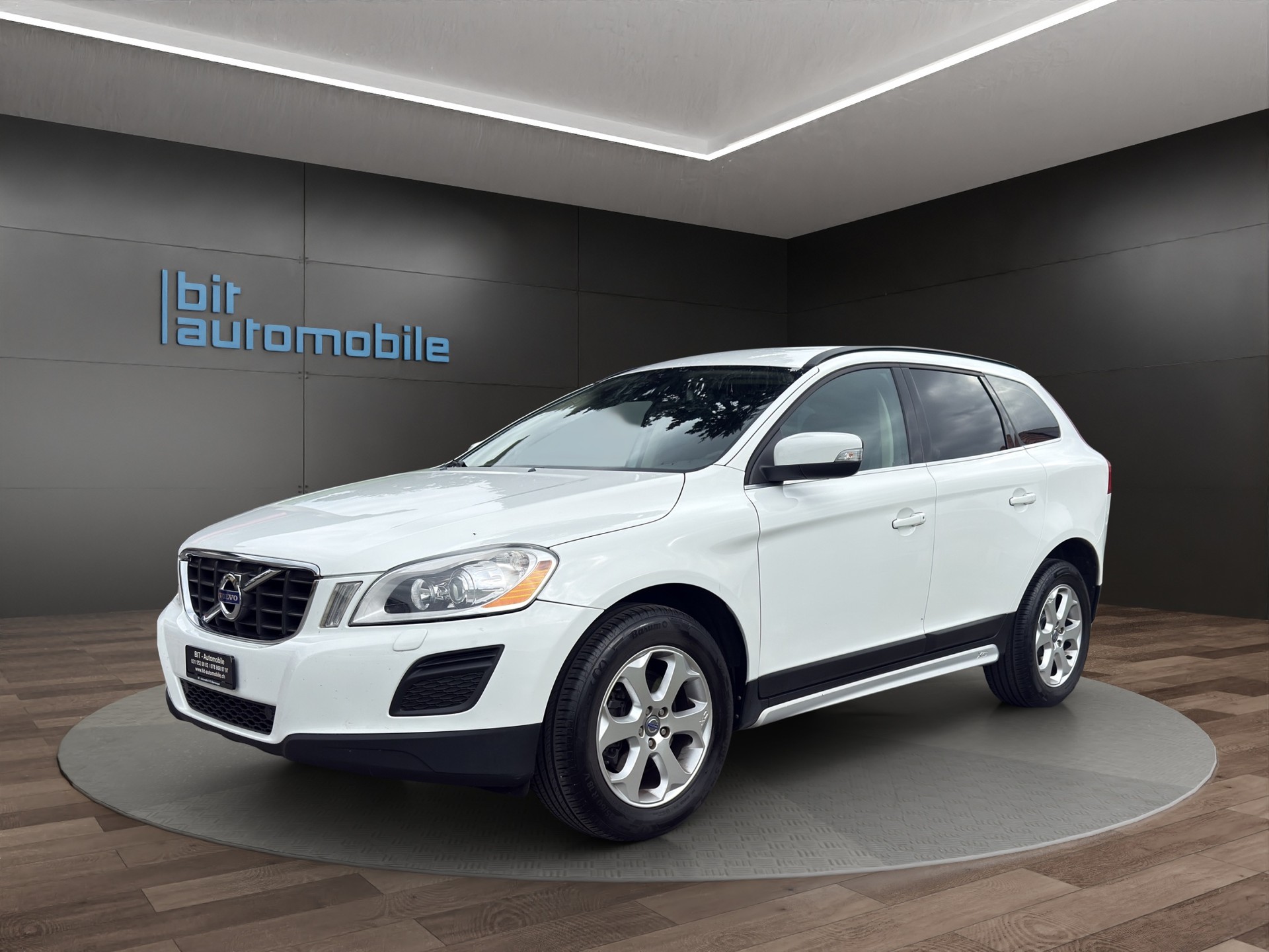 VOLVO XC60 D5 AWD Husky R-Design Geartronic-image-0