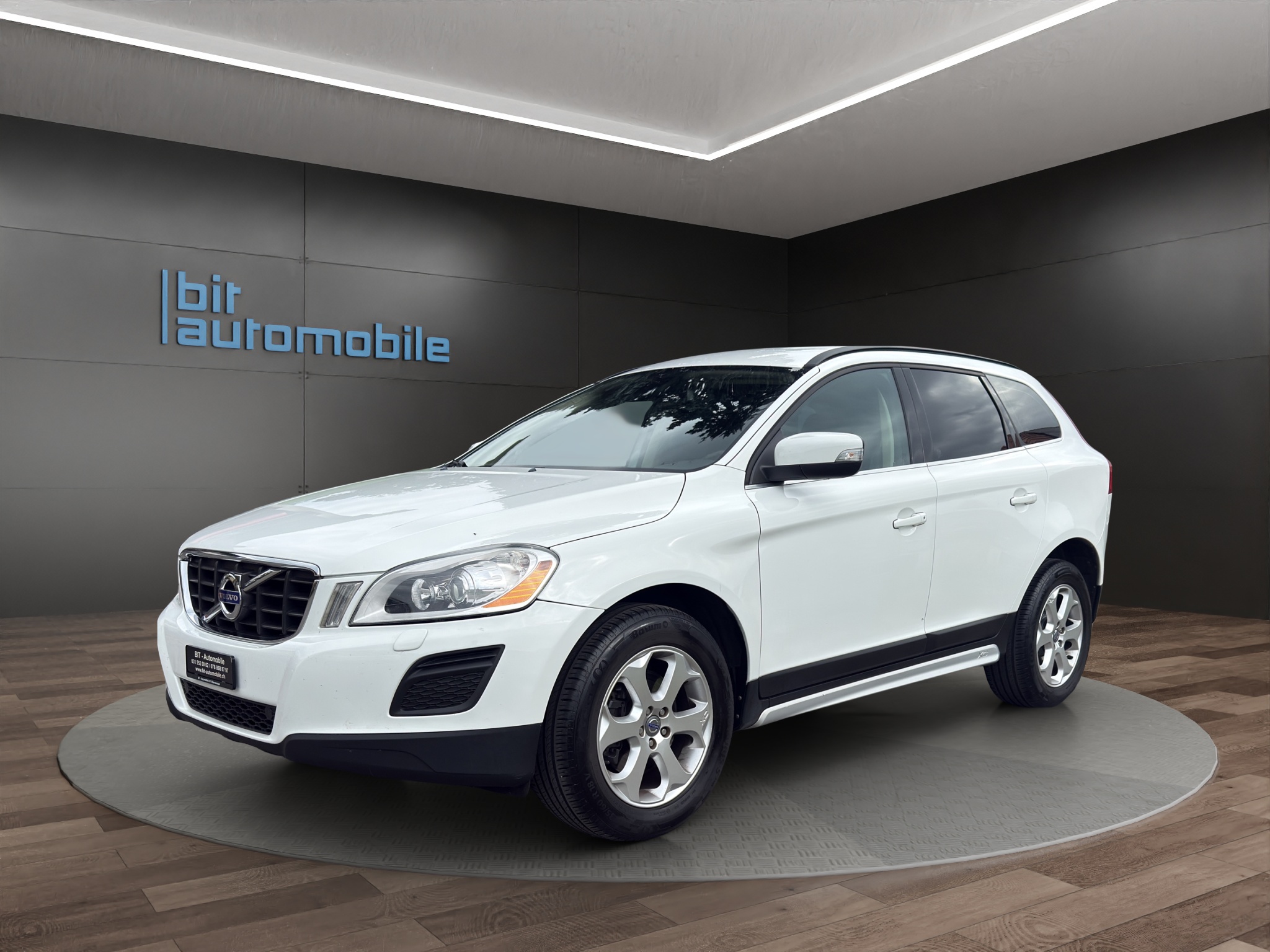 VOLVO XC60 D5 AWD Husky R-Design Geartronic — slika 1
