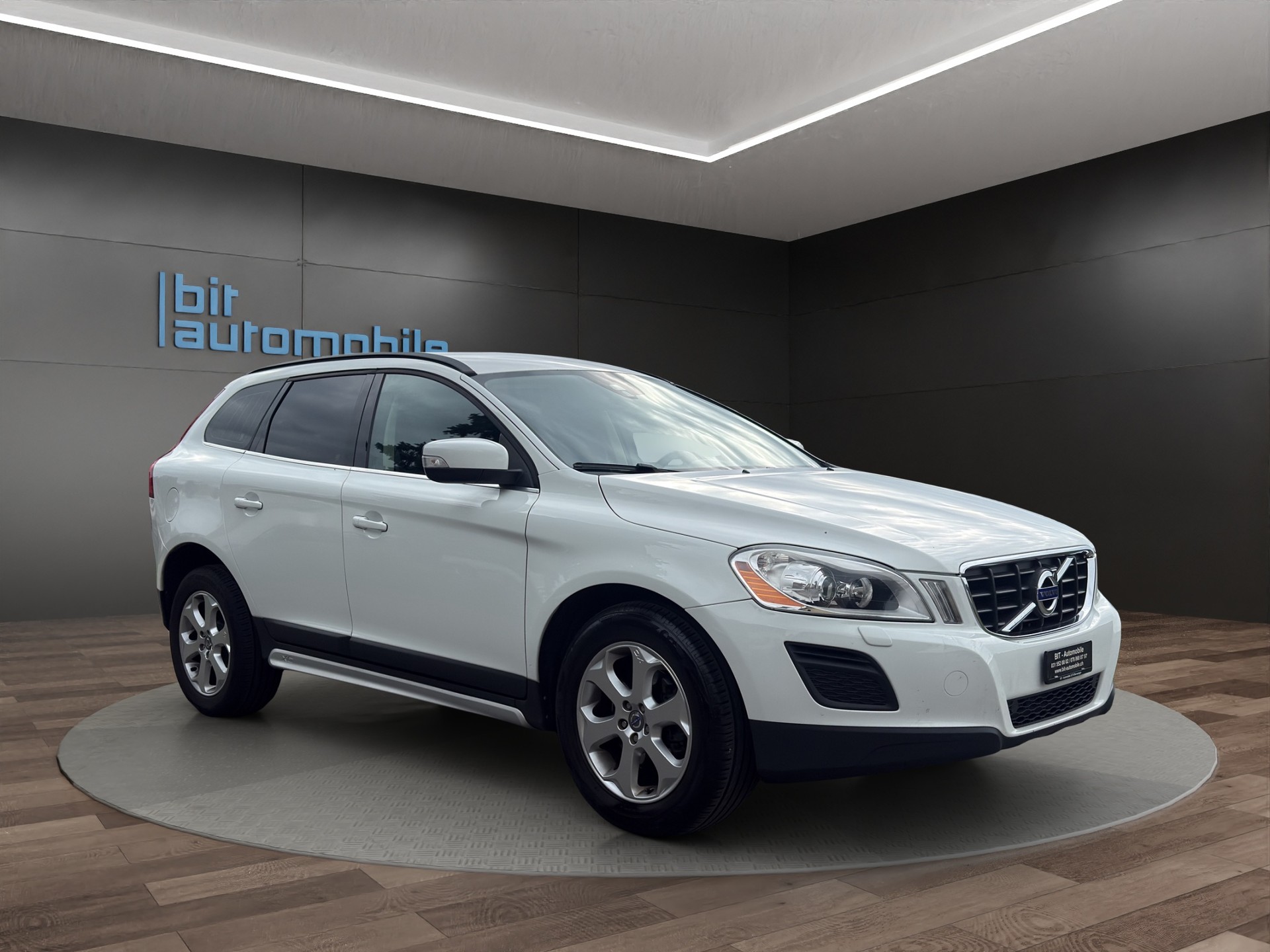 VOLVO XC60 D5 AWD Husky R-Design Geartronic-image-9
