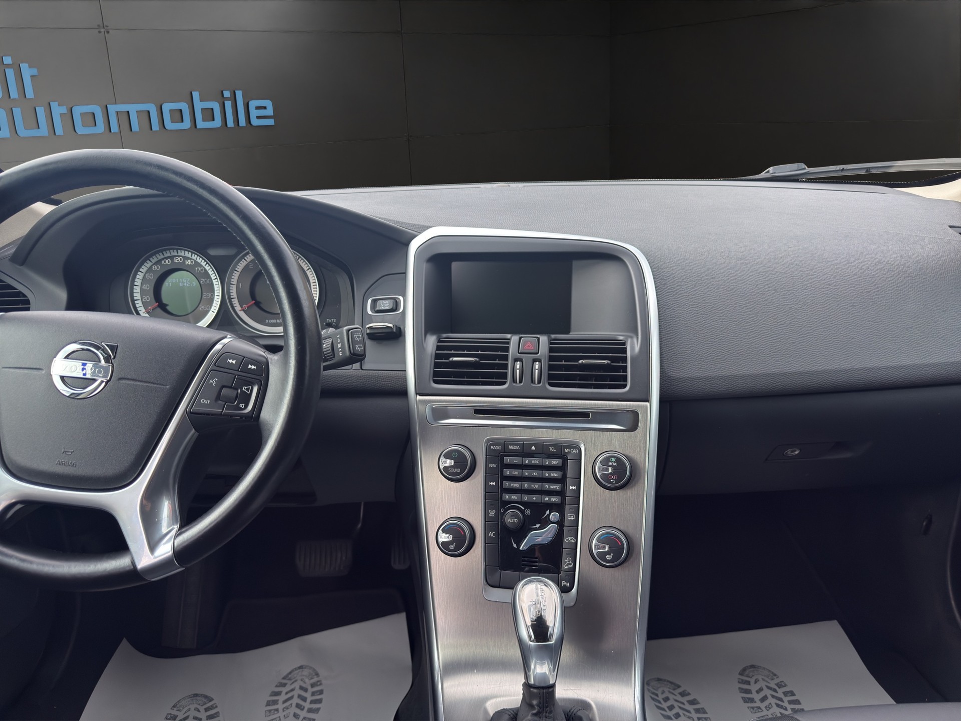 VOLVO XC60 D5 AWD Husky R-Design Geartronic-image-10