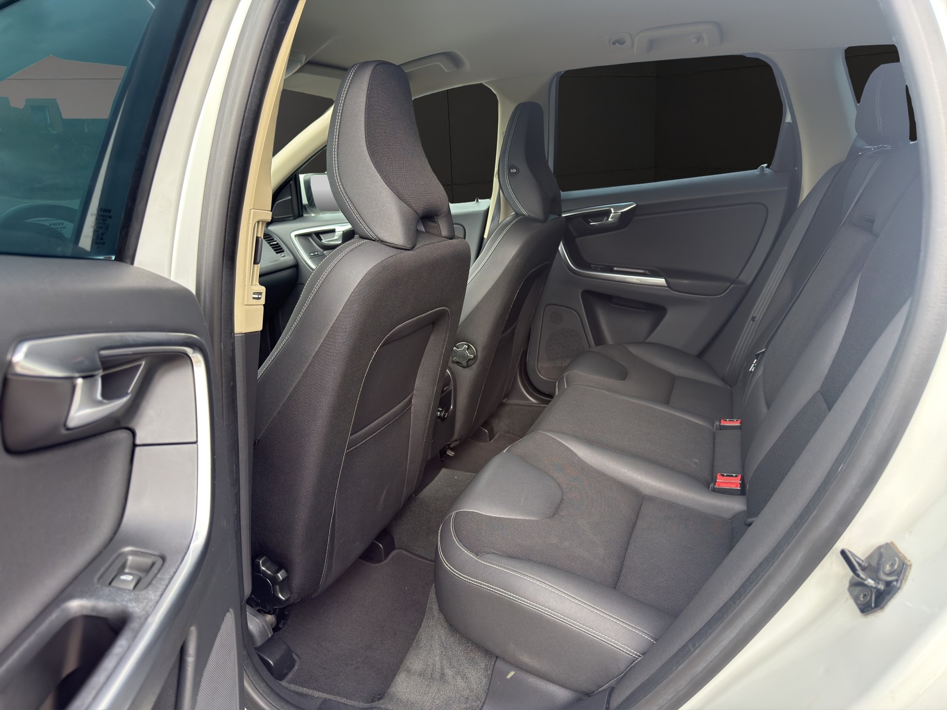 VOLVO XC60 D5 AWD Husky R-Design Geartronic-image-12
