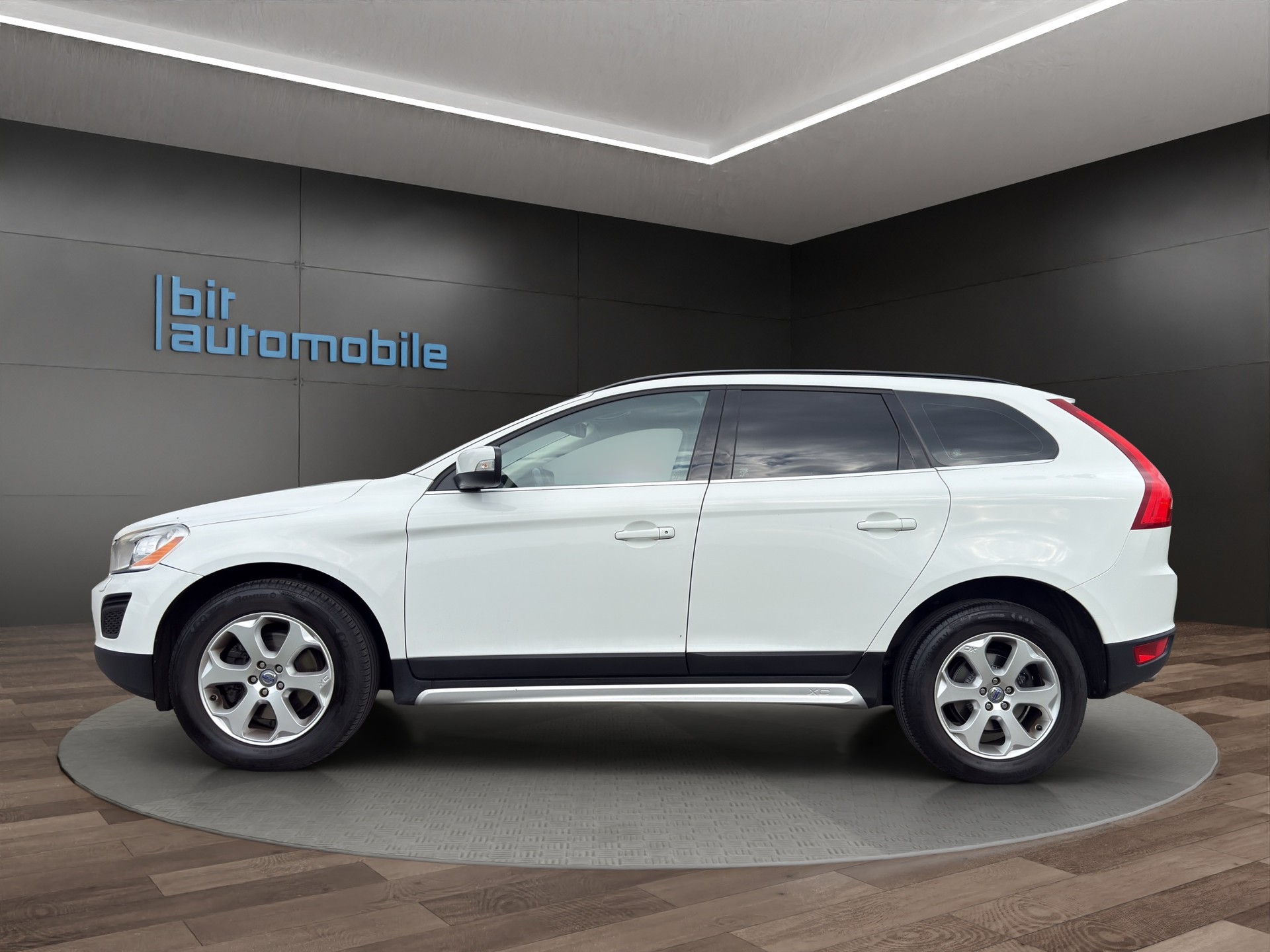 VOLVO XC60 D5 AWD Husky R-Design Geartronic-image-2