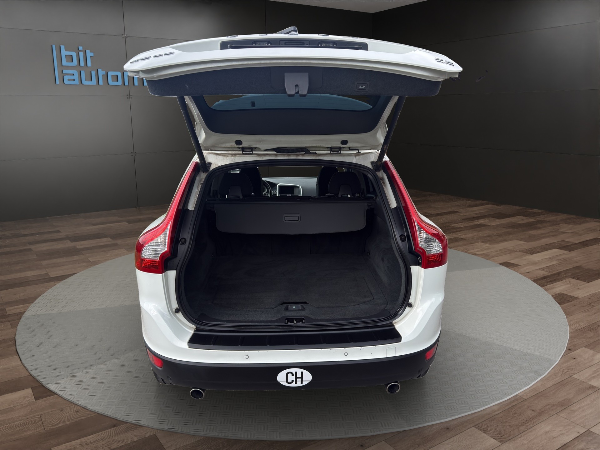 VOLVO XC60 D5 AWD Husky R-Design Geartronic-image-6