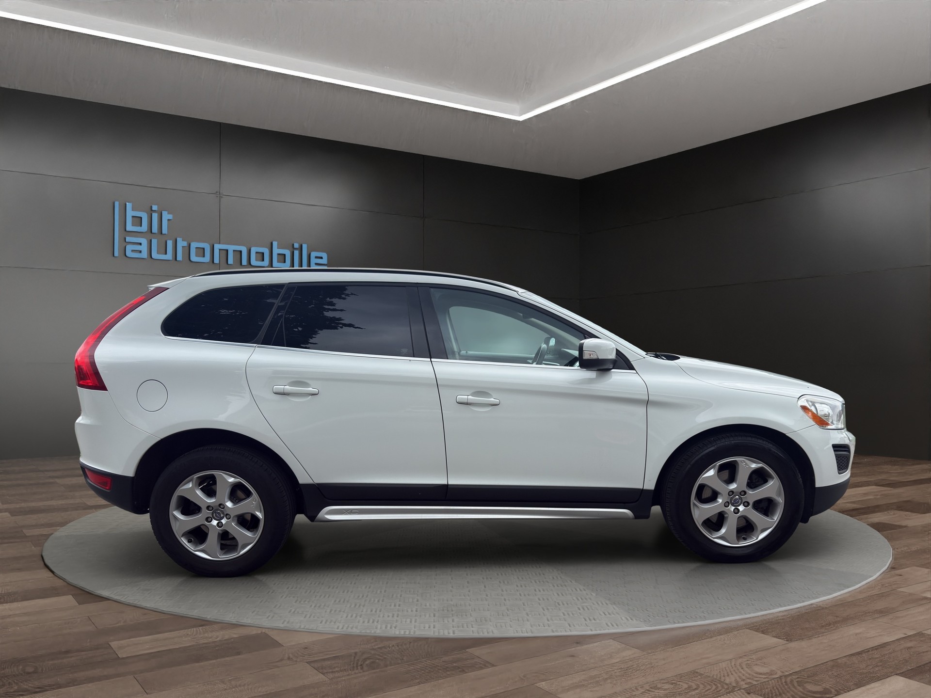 VOLVO XC60 D5 AWD Husky R-Design Geartronic-image-8