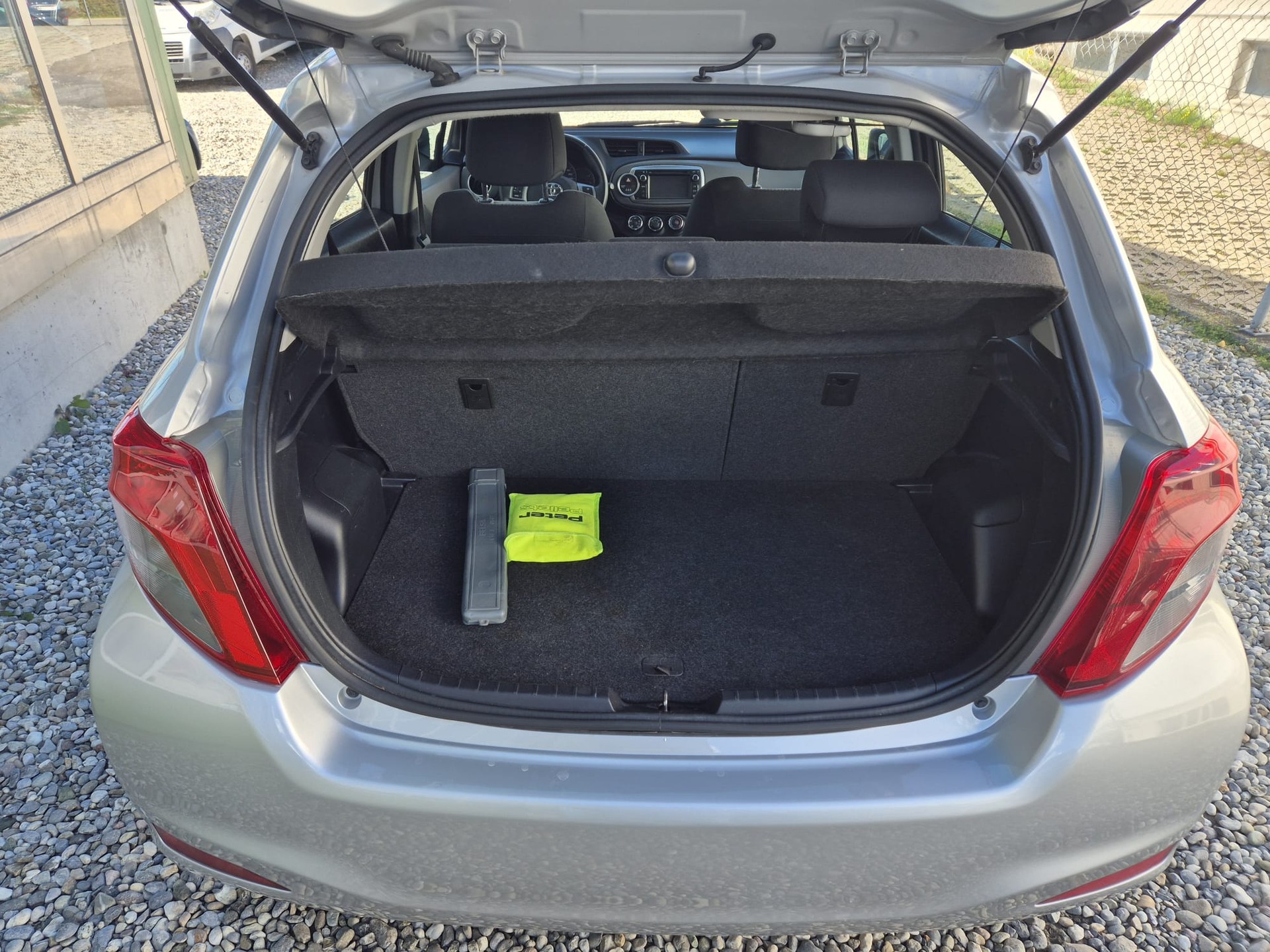 TOYOTA Yaris 1.33 Luna-image-13