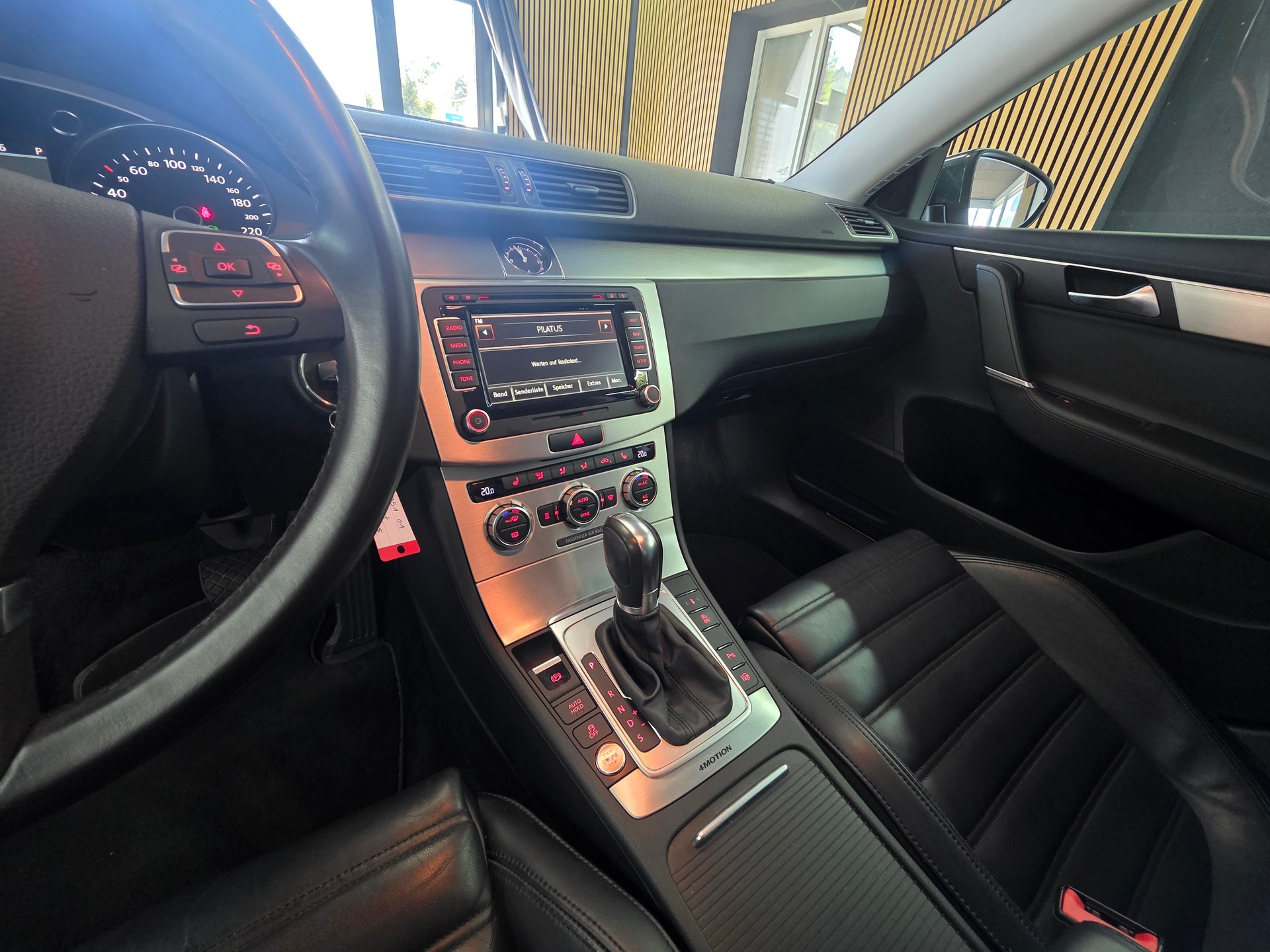 VW Passat Variant 2.0 TDI BMT Highline 4MDSG-image-12