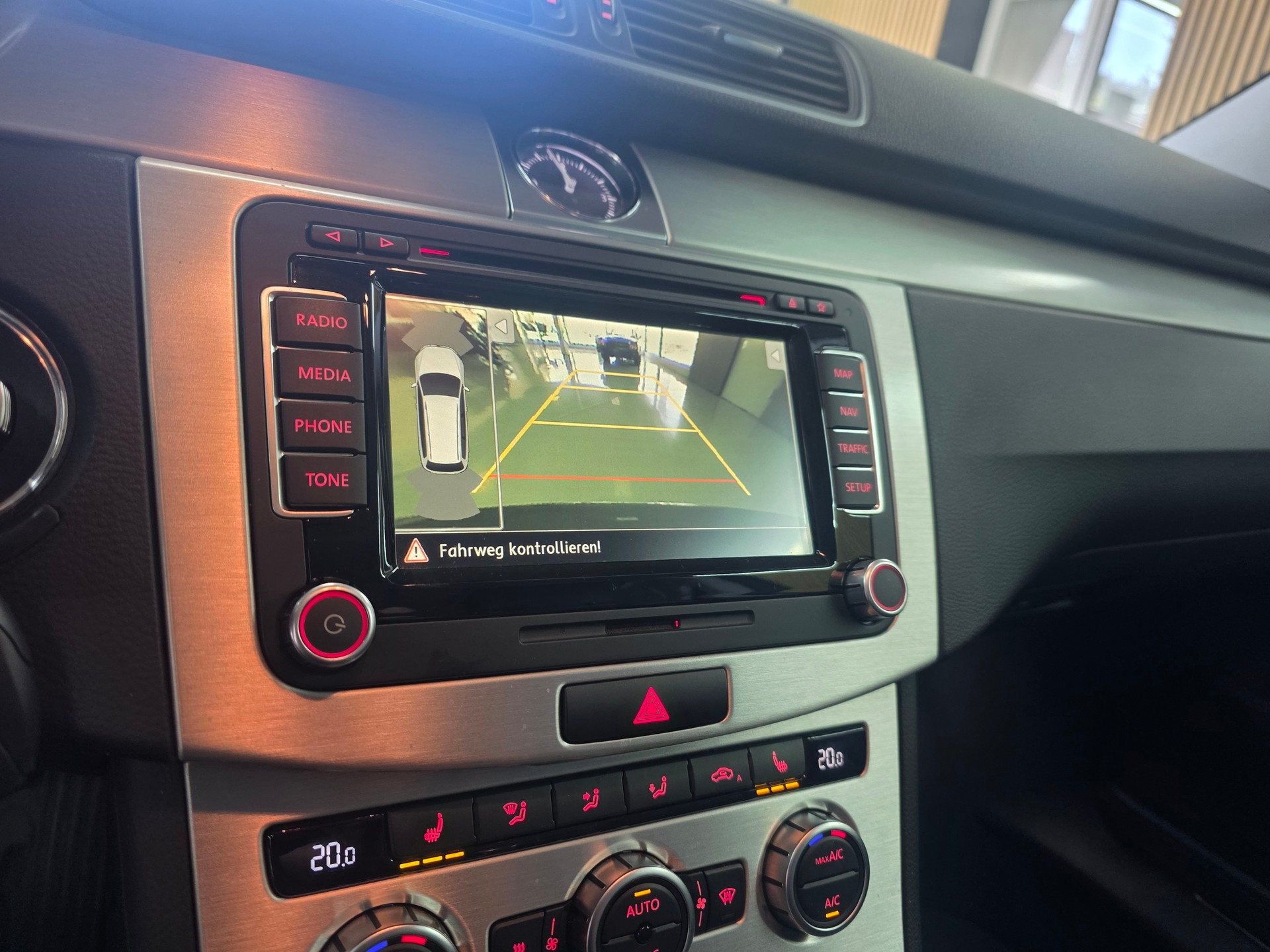 VW Passat Variant 2.0 TDI BMT Highline 4MDSG-image-14
