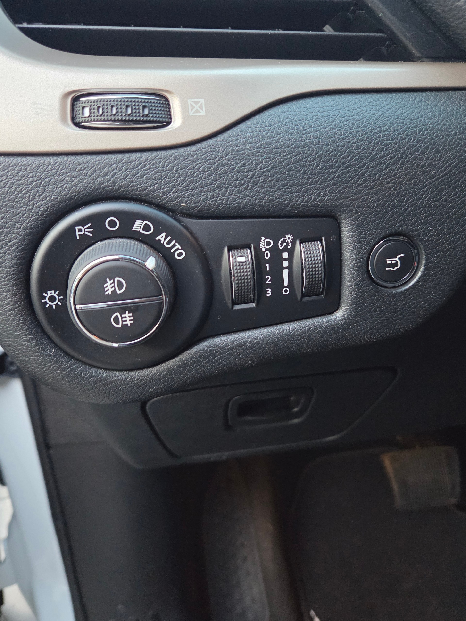JEEP Cherokee 2.0TD Longitude Swiss Edition AWD 9ATX-image-14
