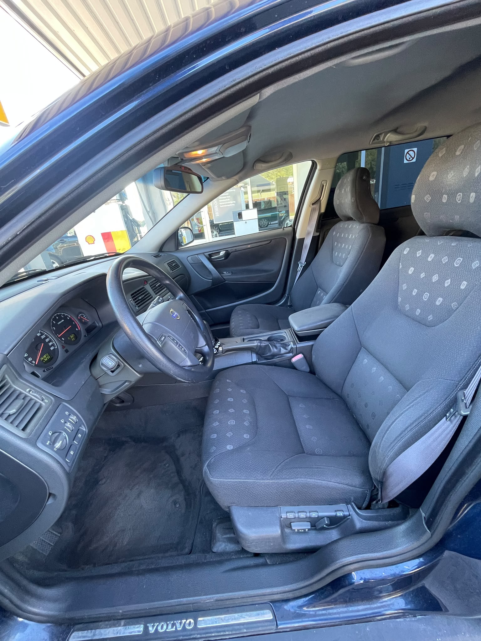 VOLVO V70 2.4-image-9