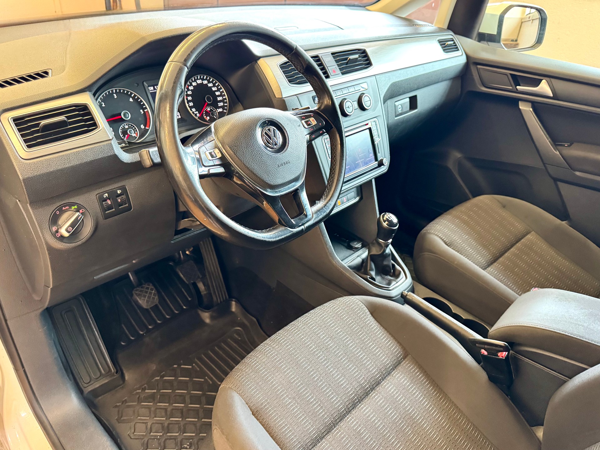 VW Caddy 2.0 TDI Comfortline 4Motion-image-15