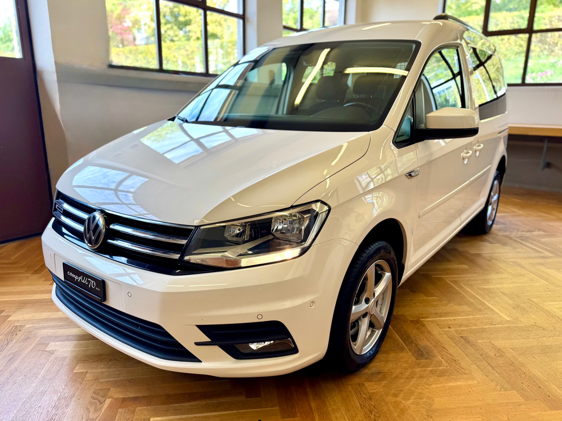 VW Caddy 2.0 TDI Comfortline 4Motion-image-12