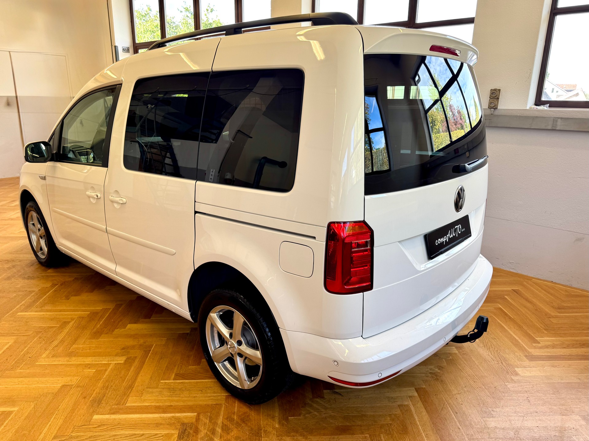 VW Caddy 2.0 TDI Comfortline 4Motion-image-5